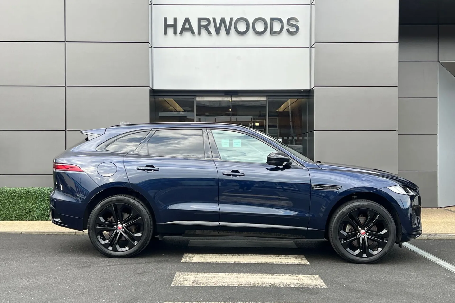 Jaguar F-PACE thumbnail image number 2