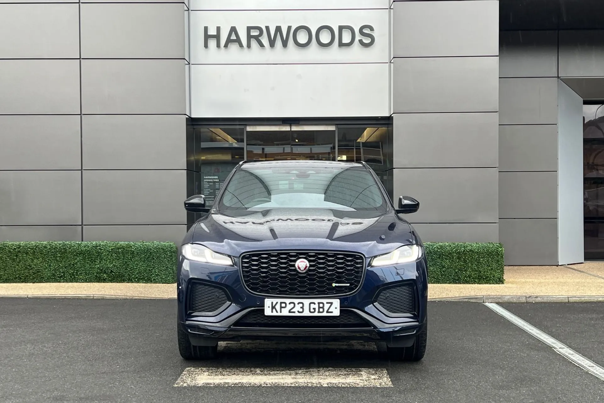 Jaguar F-PACE thumbnail image number 15