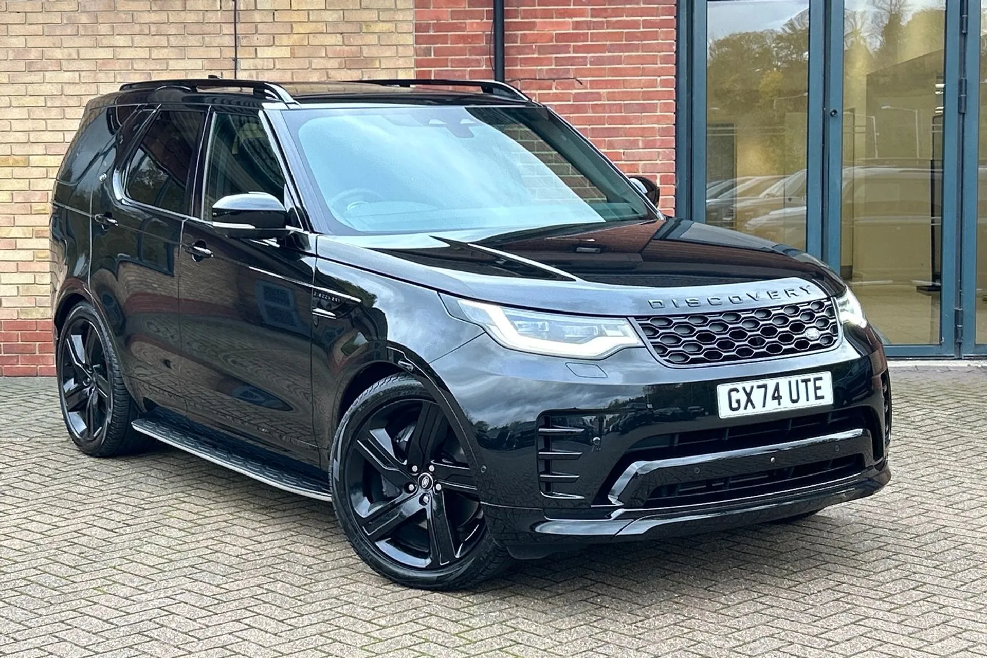 LAND ROVER DISCOVERY focused image