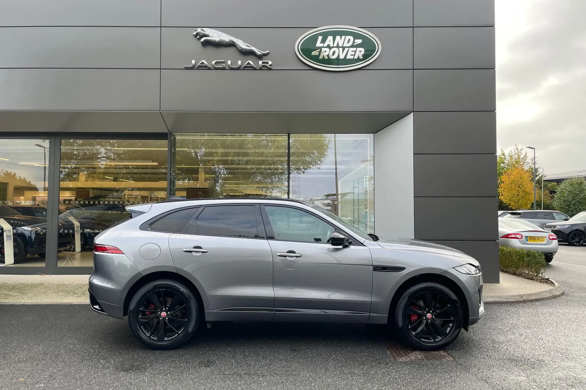 Jaguar F-PACE thumbnail image number 2