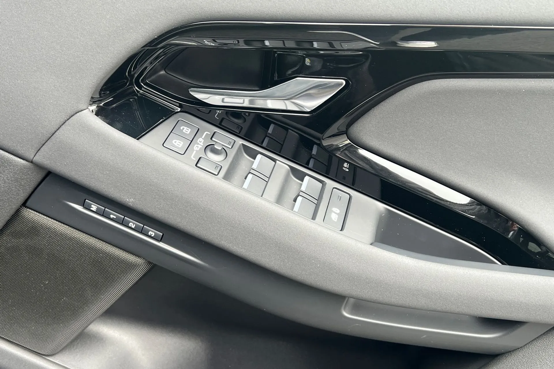 LAND ROVER RANGE ROVER EVOQUE thumbnail image number 32