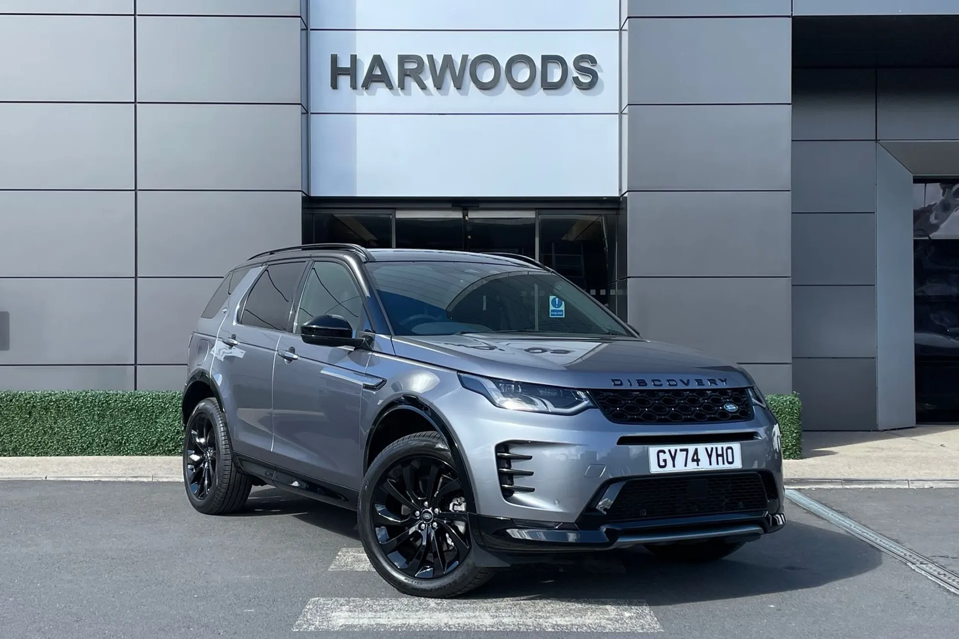 LAND ROVER DISCOVERY SPORT focused image