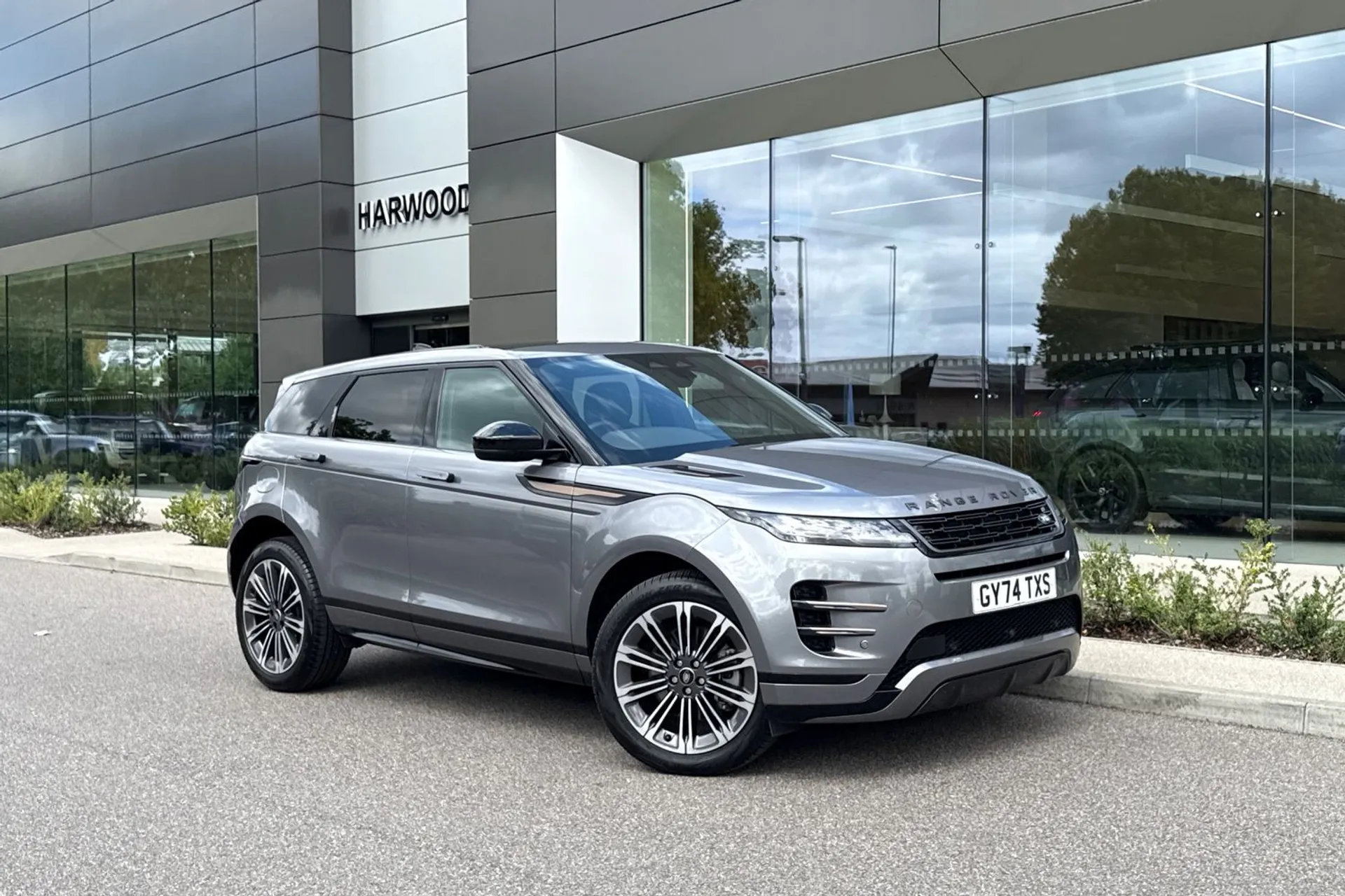 LAND ROVER RANGE ROVER EVOQUE focused image