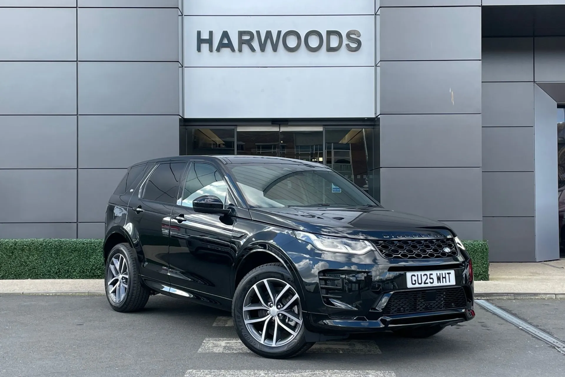 LAND ROVER DISCOVERY SPORT focused image