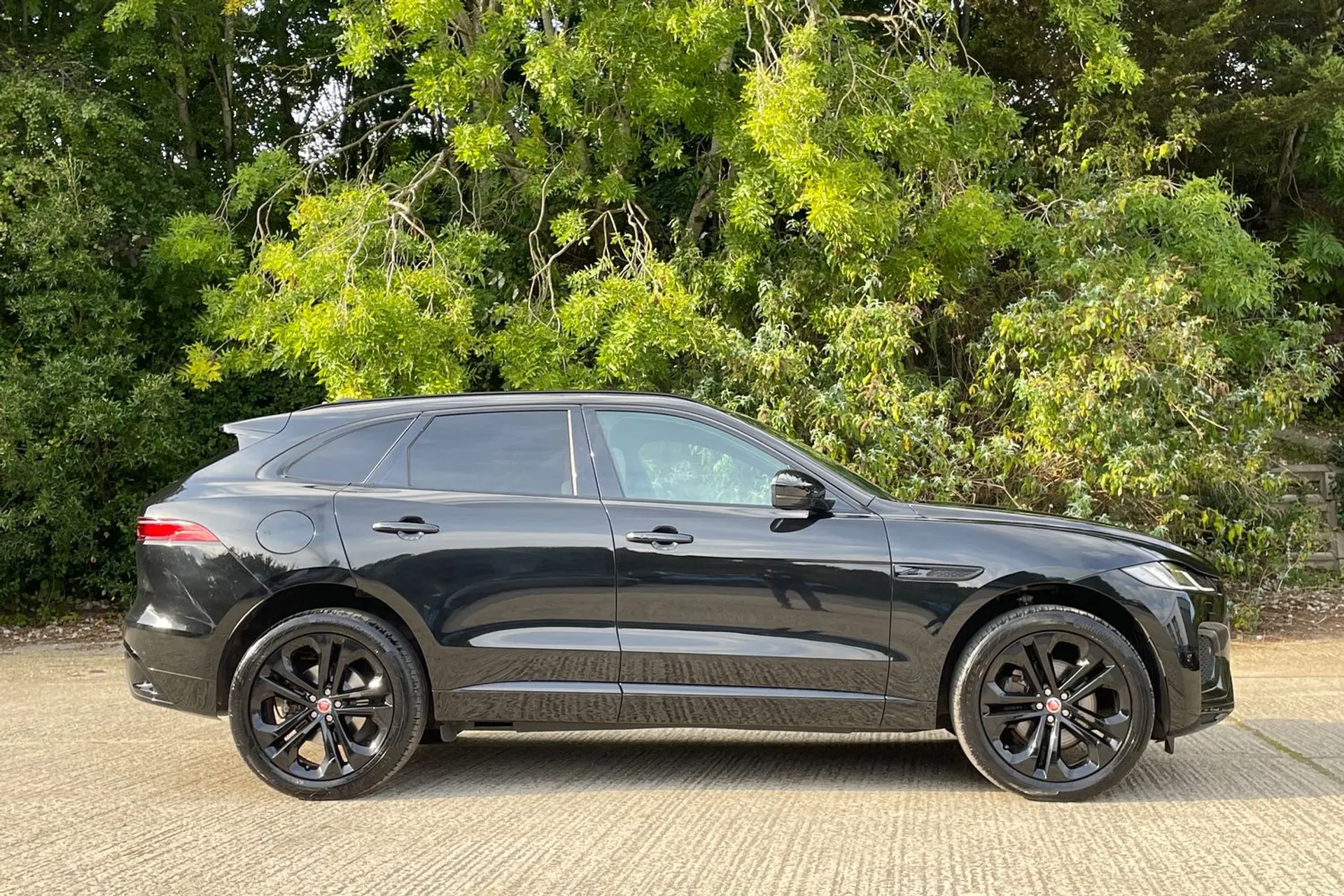 Jaguar F-PACE thumbnail image number 2