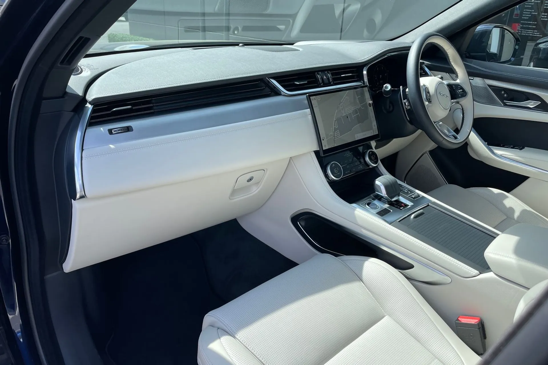 Jaguar F-PACE thumbnail image number 34