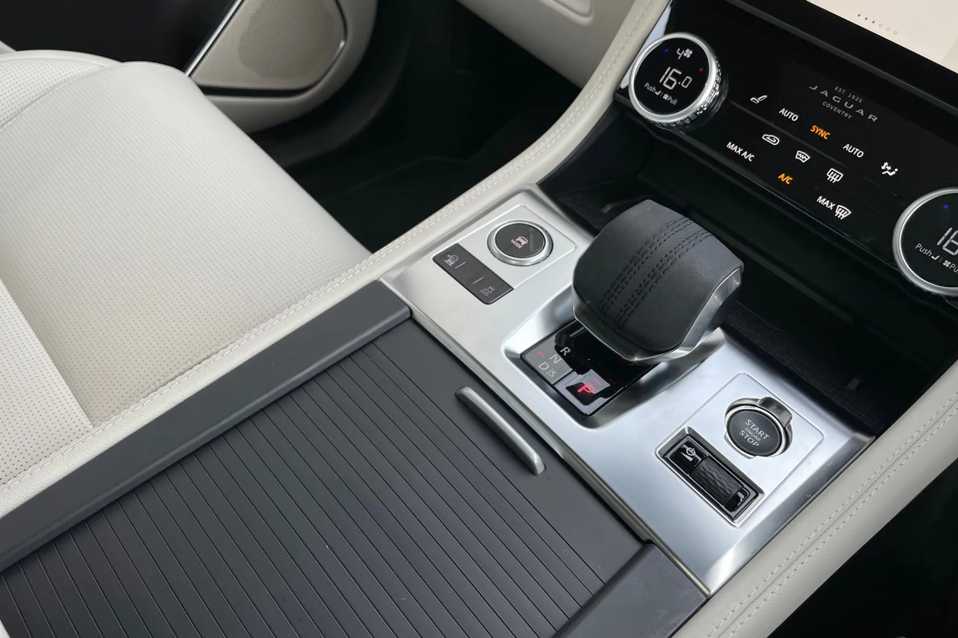 Jaguar F-PACE thumbnail image number 52