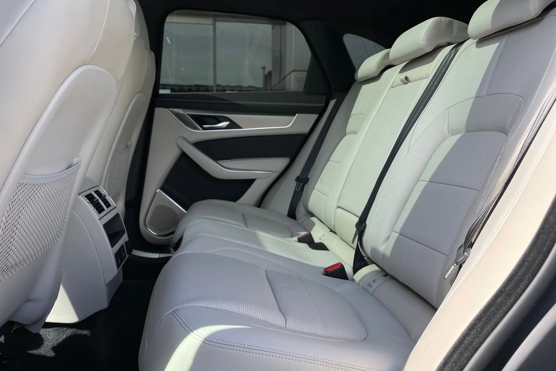 Jaguar F-PACE thumbnail image number 36