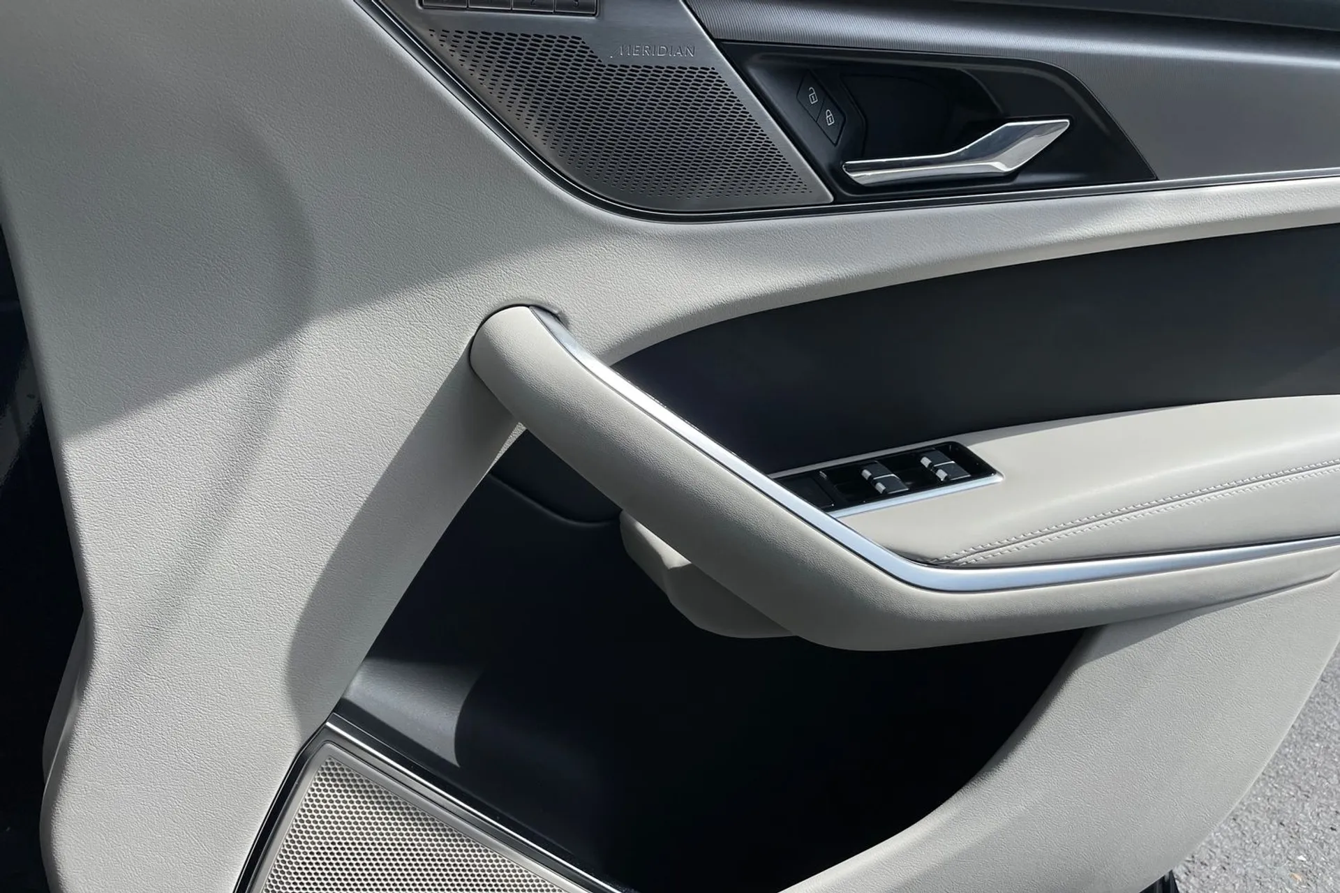 Jaguar F-PACE thumbnail image number 49