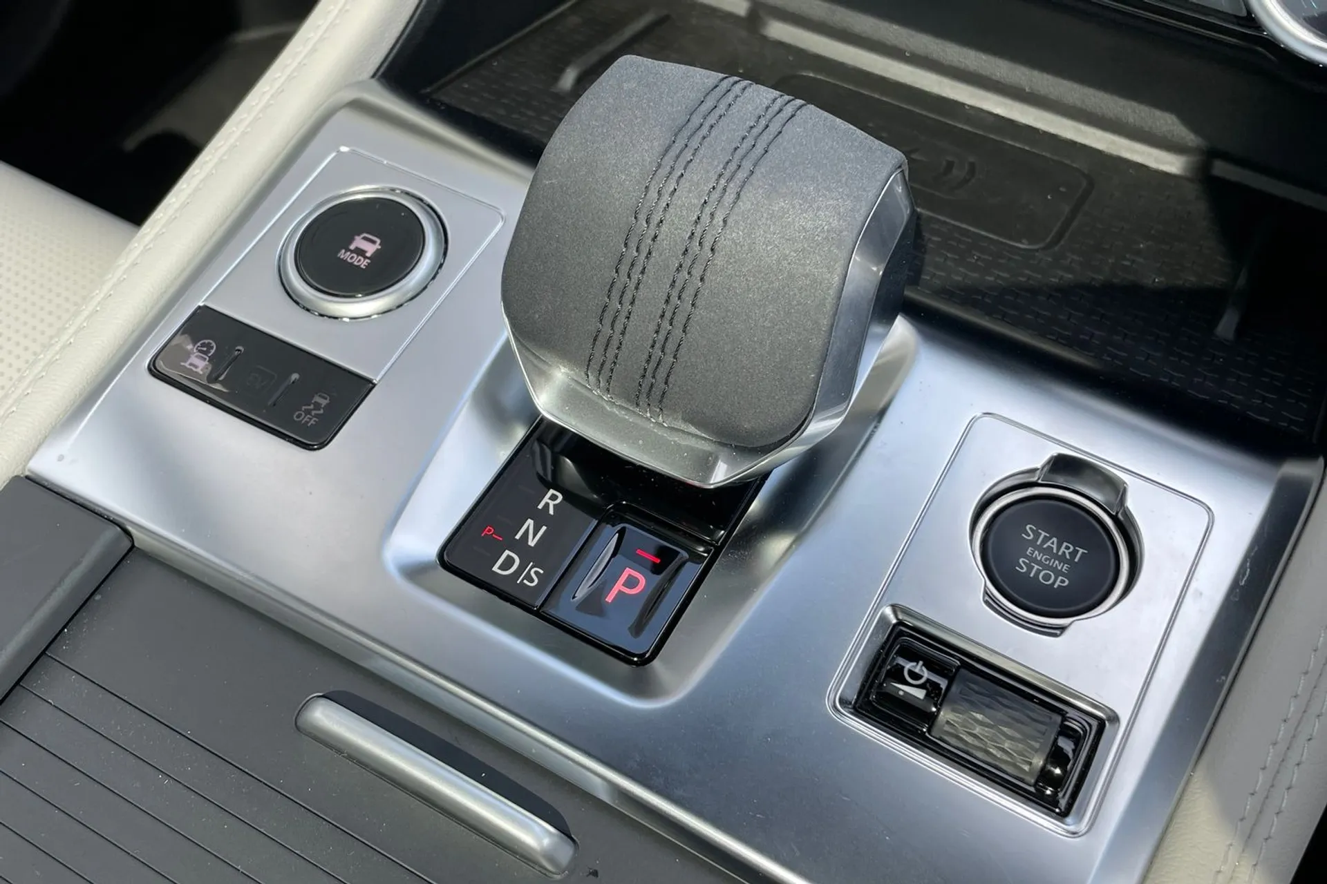 Jaguar F-PACE thumbnail image number 28