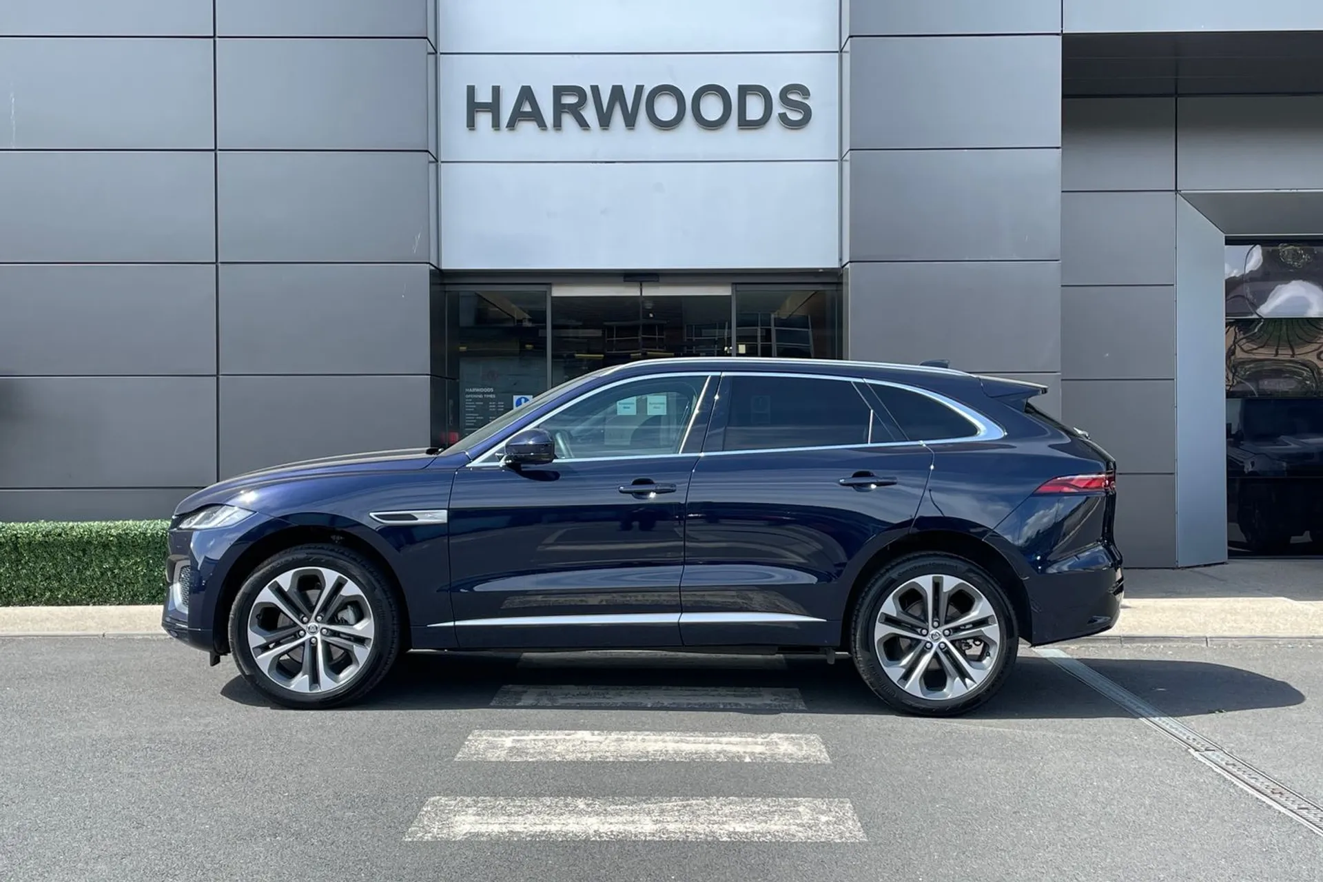 Jaguar F-PACE thumbnail image number 11