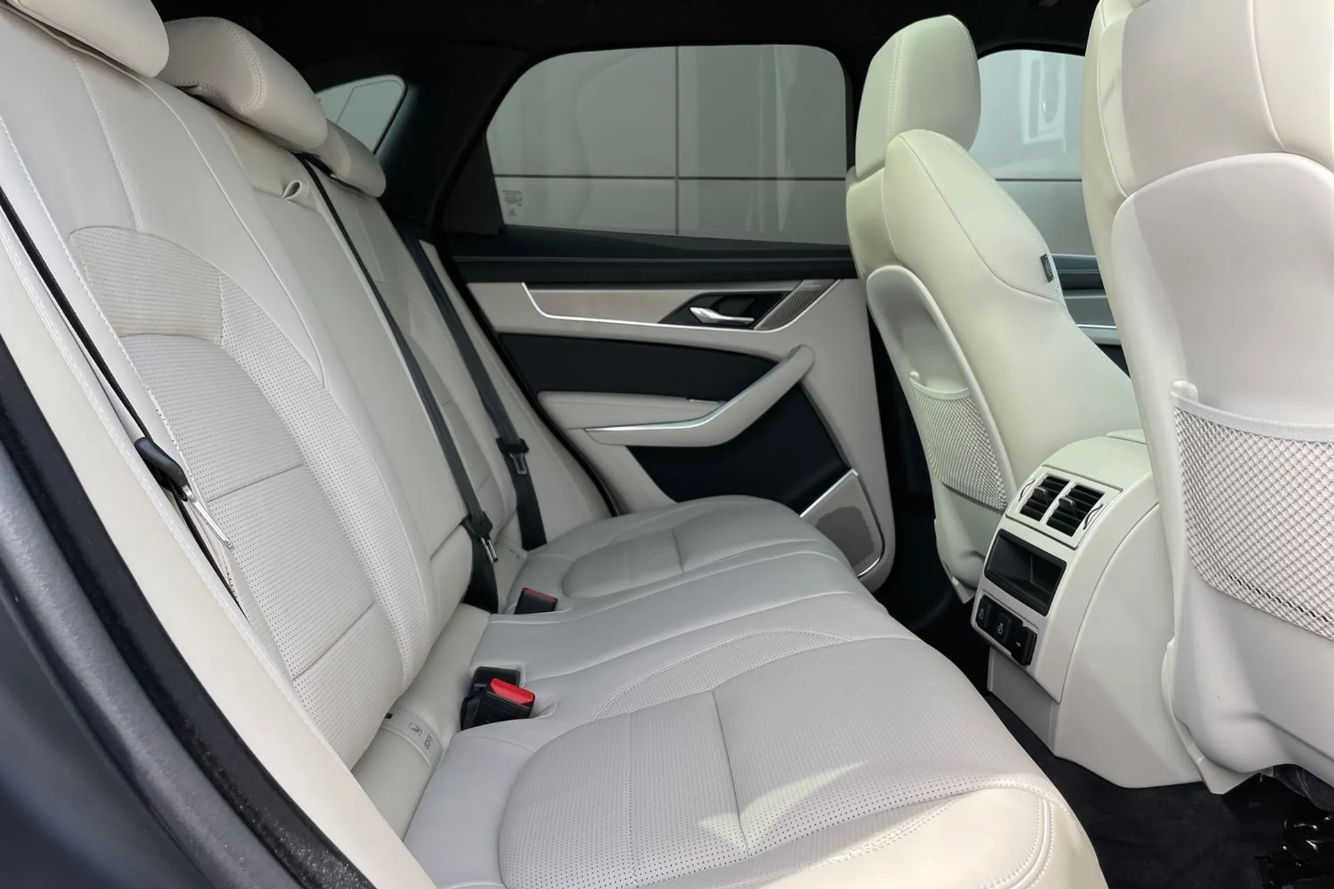 Jaguar F-PACE thumbnail image number 18