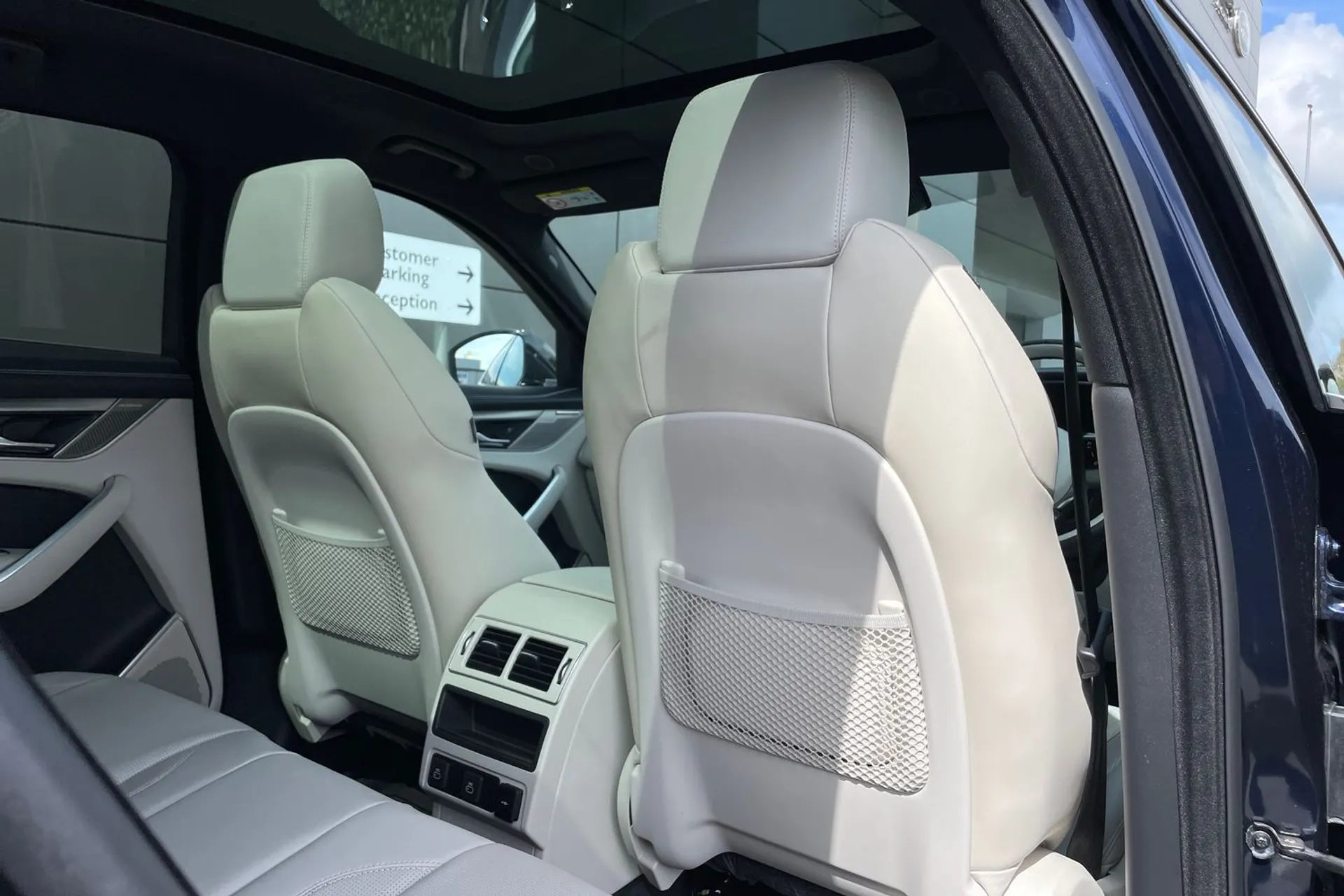 Jaguar F-PACE thumbnail image number 32