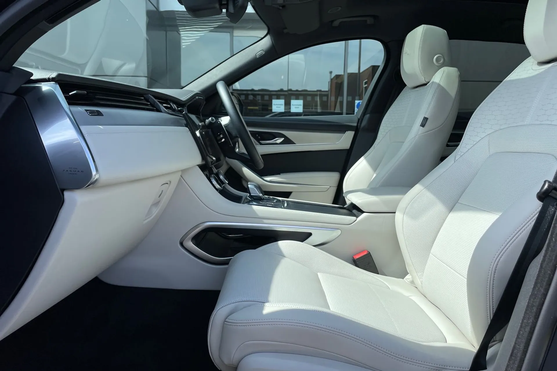 Jaguar F-PACE thumbnail image number 35