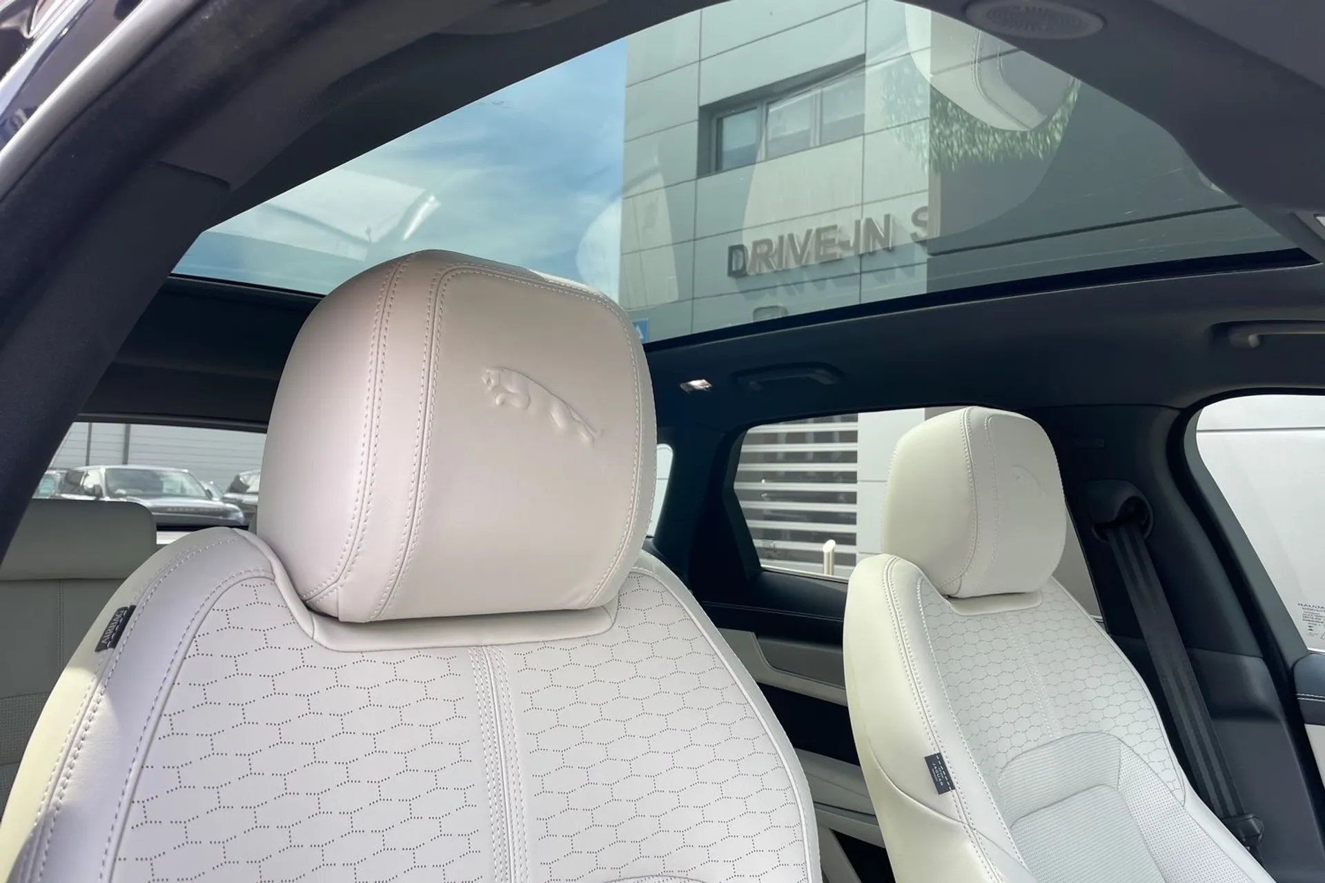 Jaguar F-PACE thumbnail image number 13