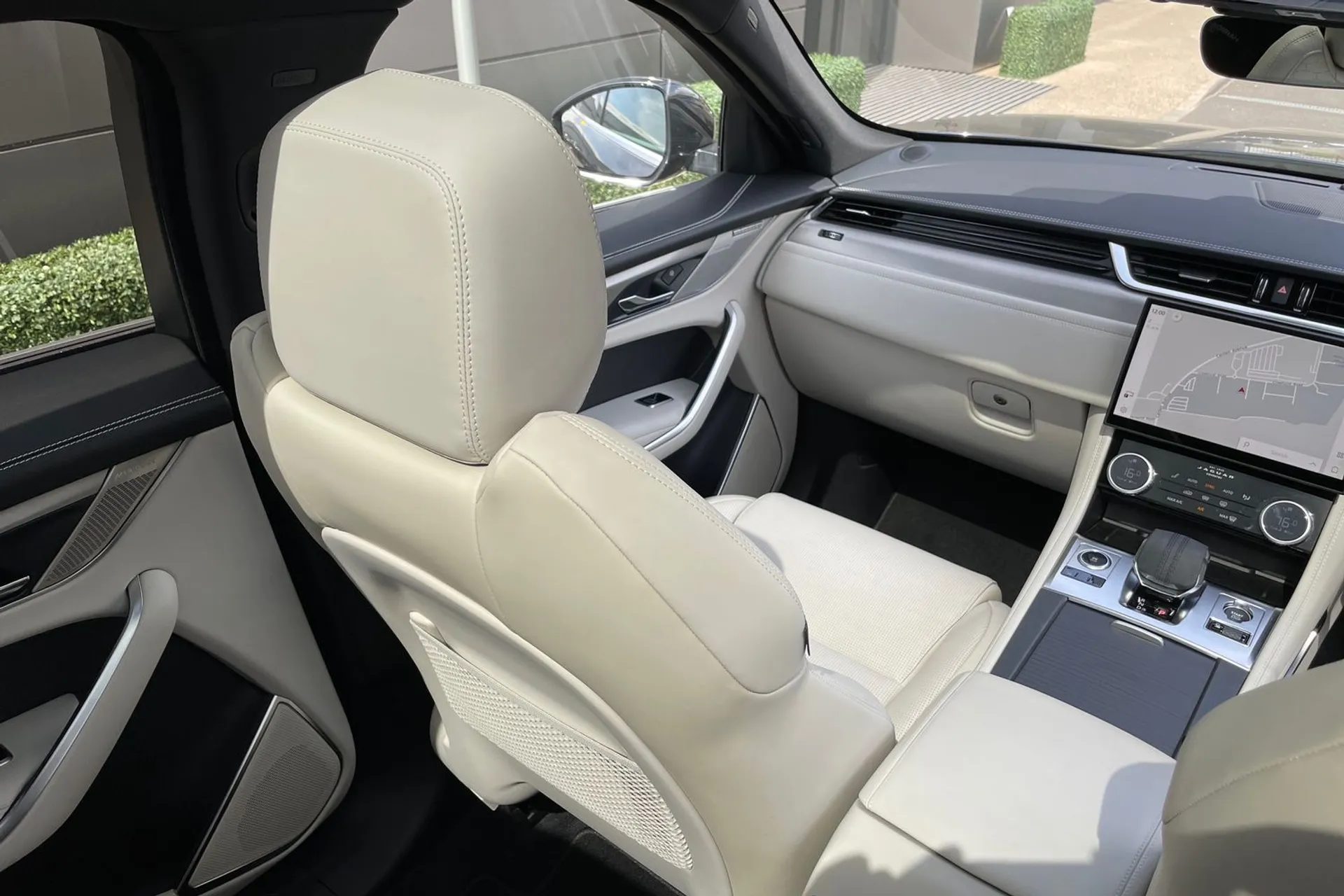 Jaguar F-PACE thumbnail image number 38