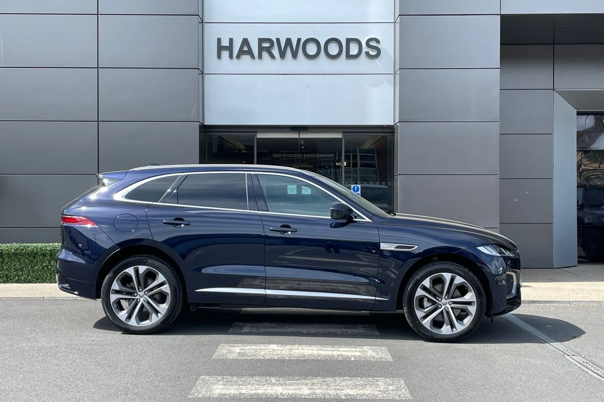 Jaguar F-PACE thumbnail image number 2