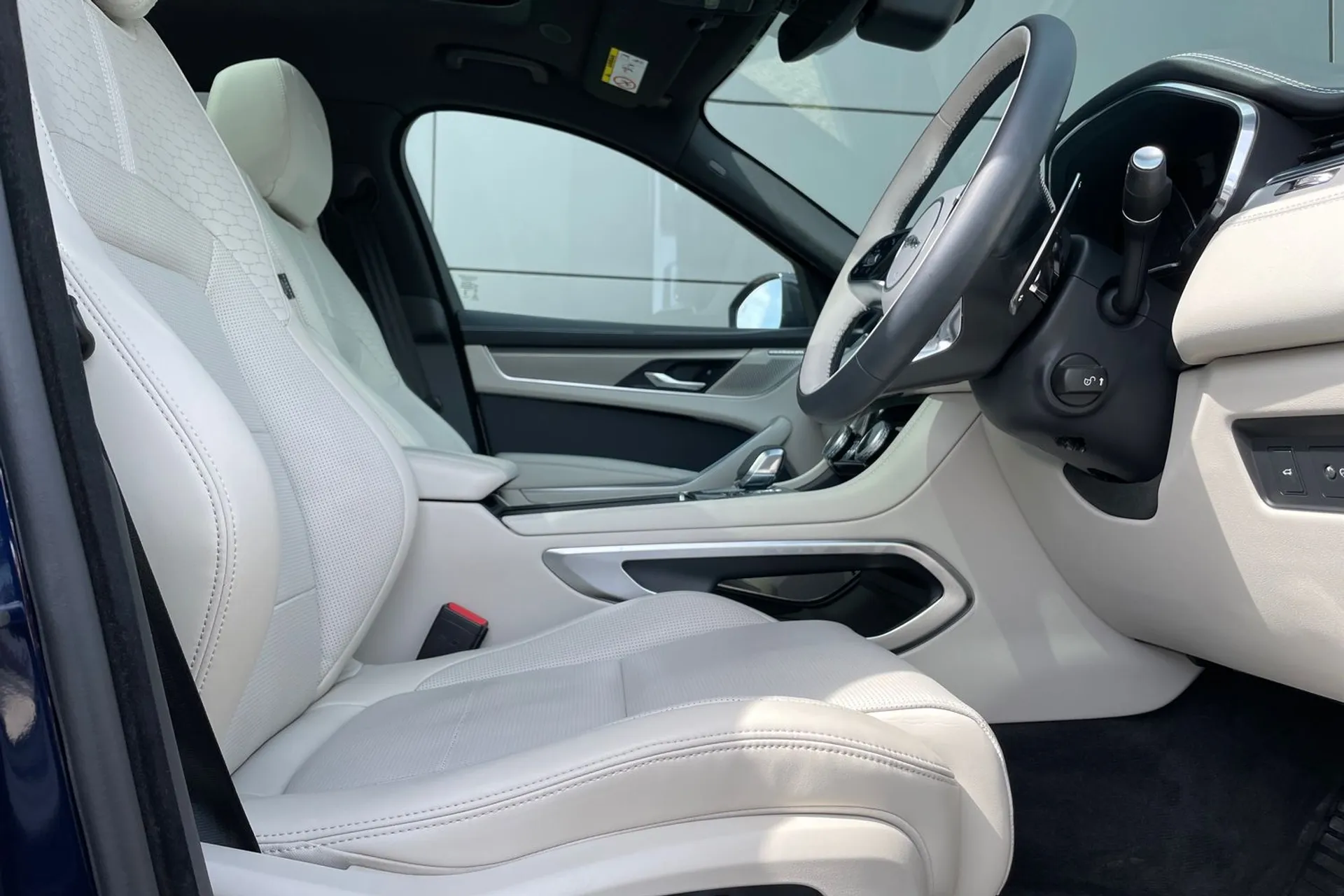 Jaguar F-PACE thumbnail image number 16