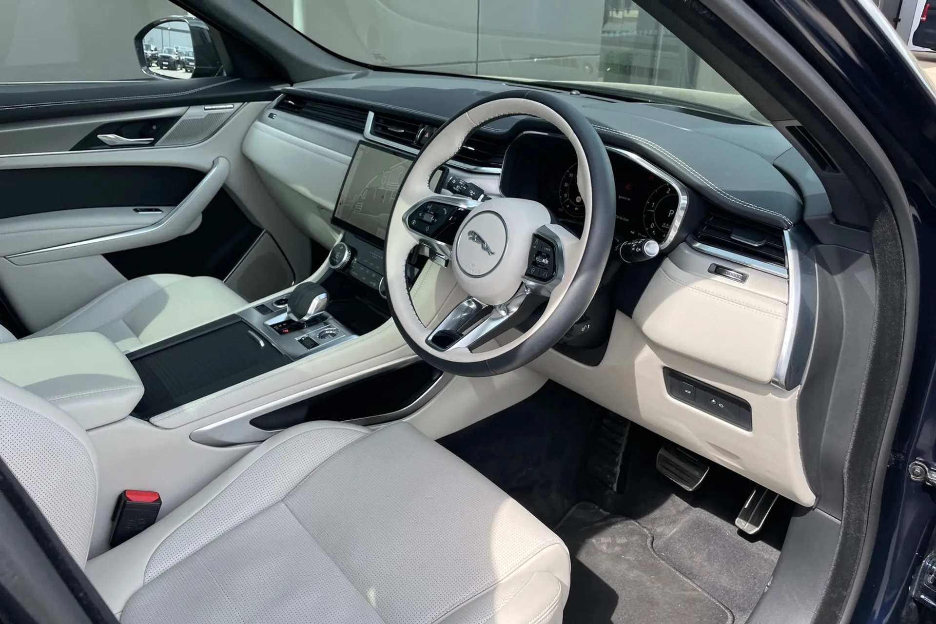 Jaguar F-PACE thumbnail image number 15