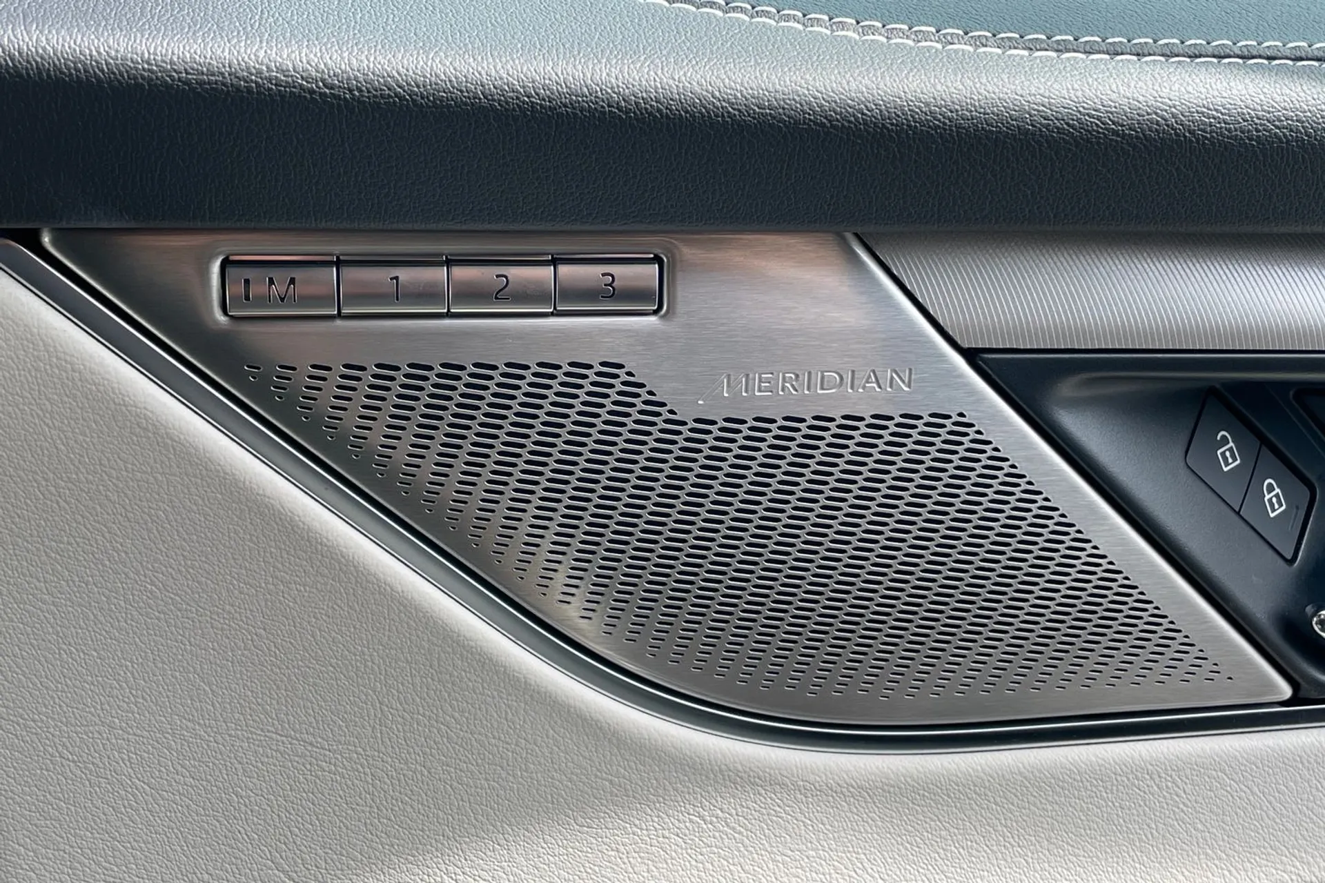 Jaguar F-PACE thumbnail image number 50