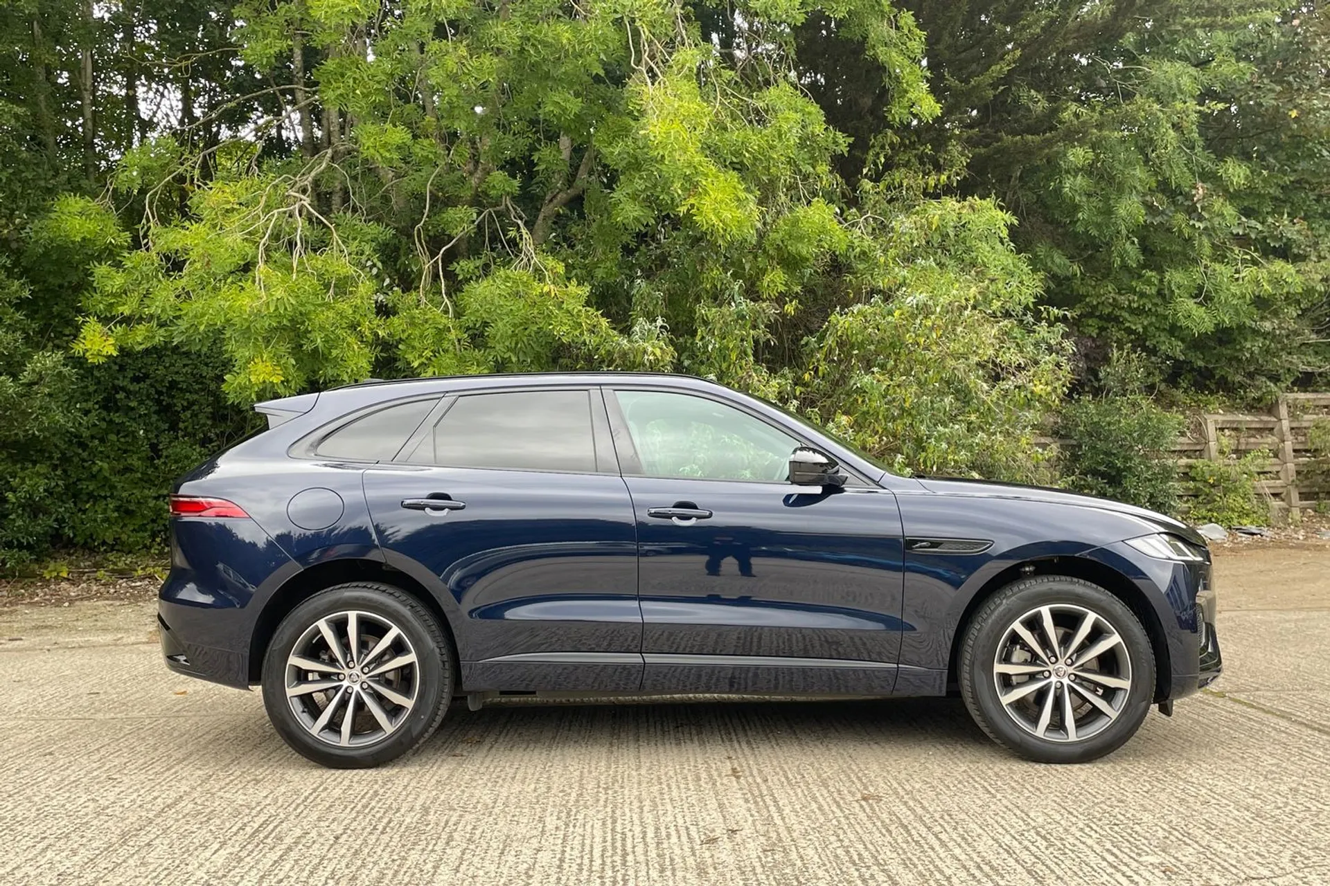 Jaguar F-PACE thumbnail image number 2