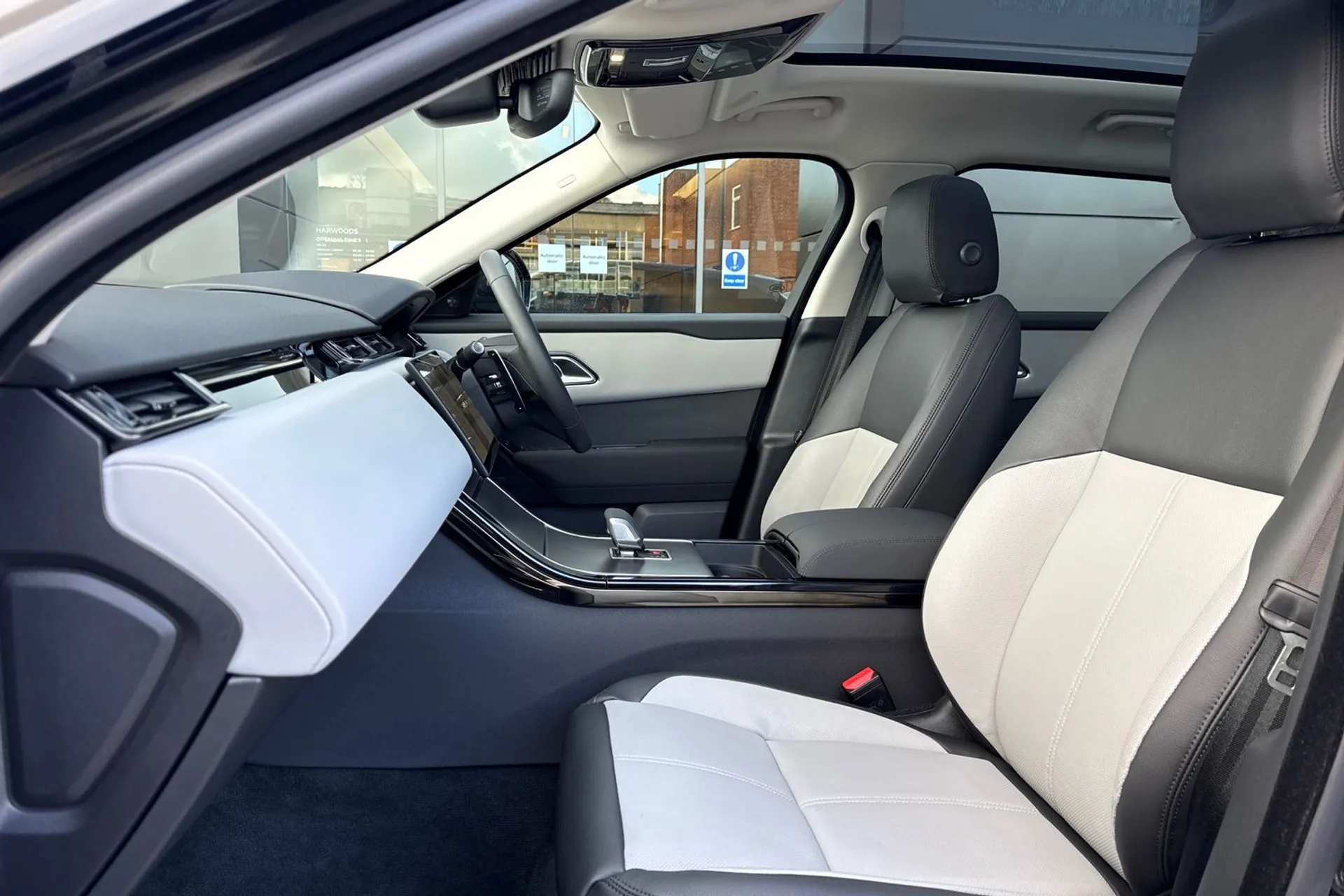 LAND ROVER RANGE ROVER VELAR thumbnail image number 52