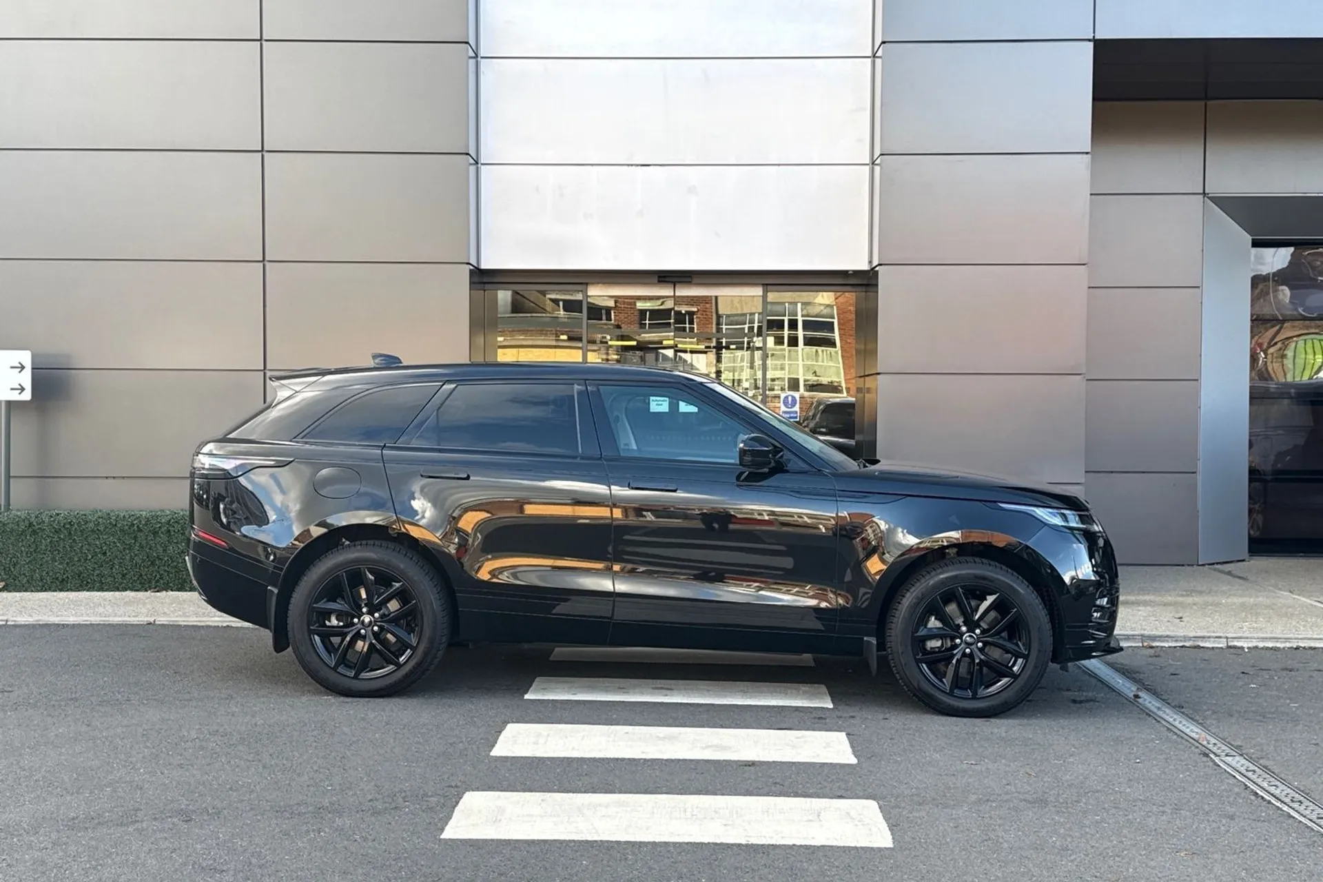 LAND ROVER RANGE ROVER VELAR thumbnail image number 2