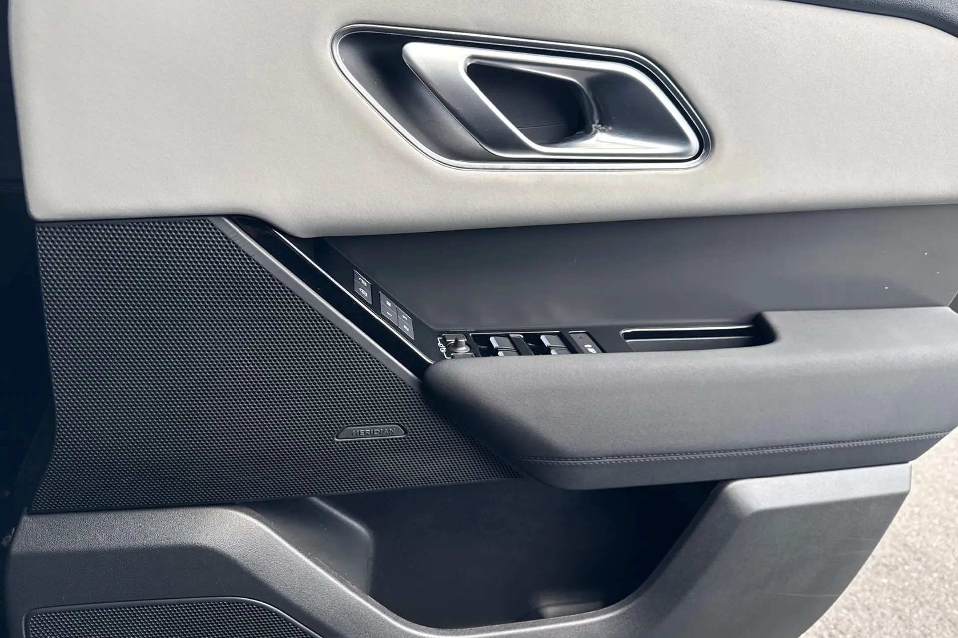 LAND ROVER RANGE ROVER VELAR thumbnail image number 19