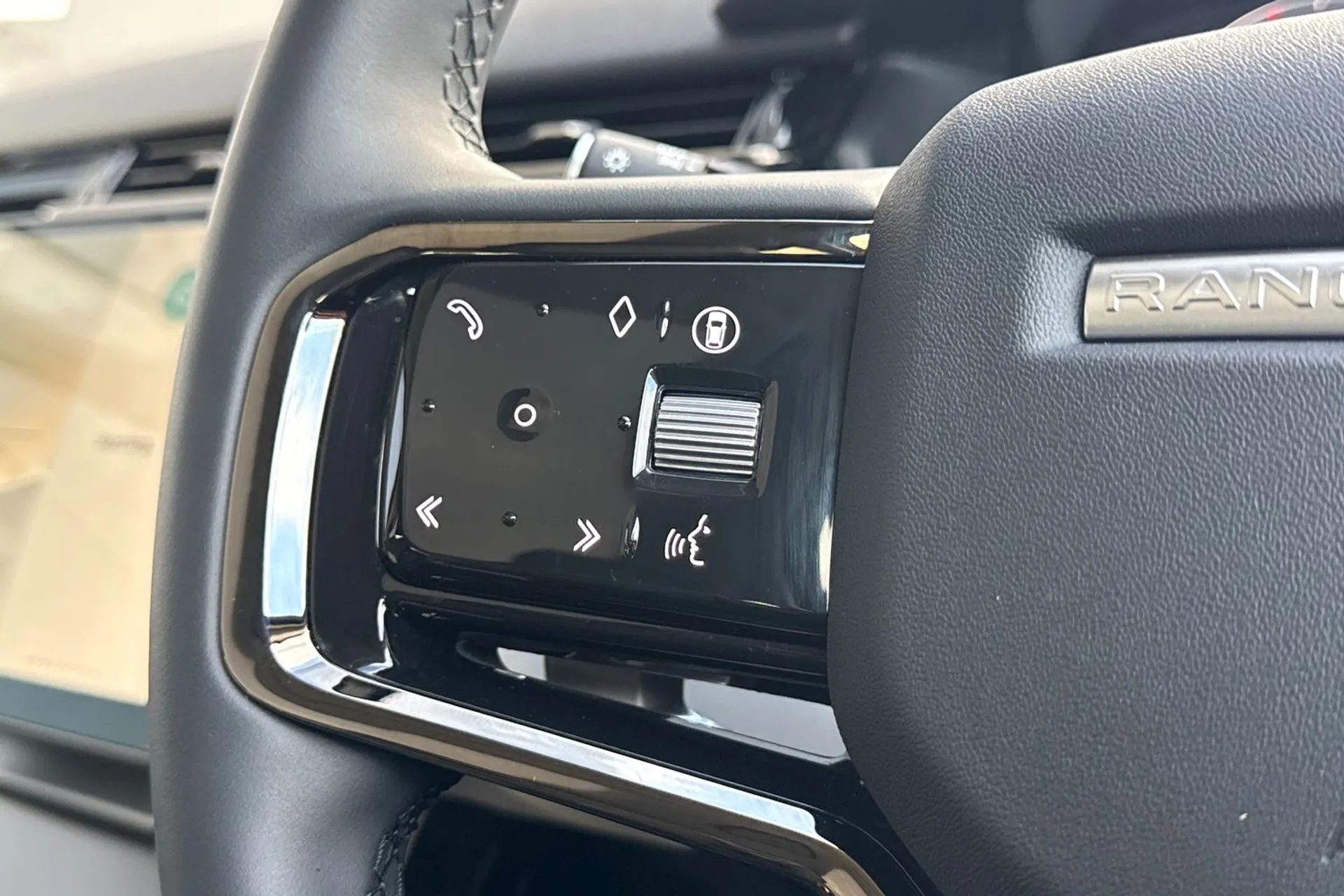 LAND ROVER RANGE ROVER VELAR thumbnail image number 28