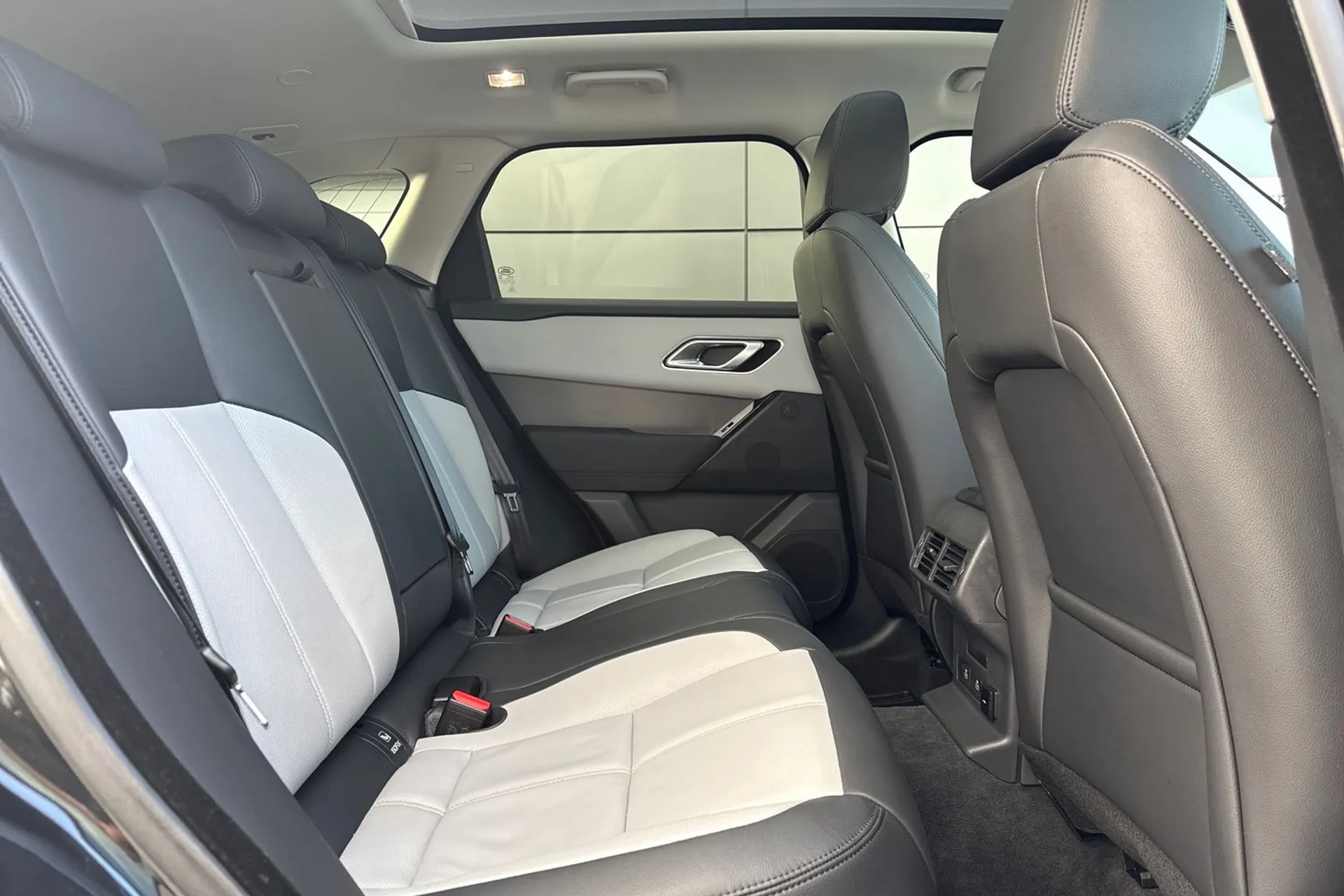 LAND ROVER RANGE ROVER VELAR thumbnail image number 44