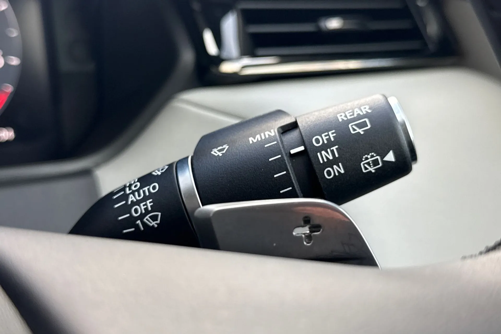 LAND ROVER RANGE ROVER VELAR thumbnail image number 31