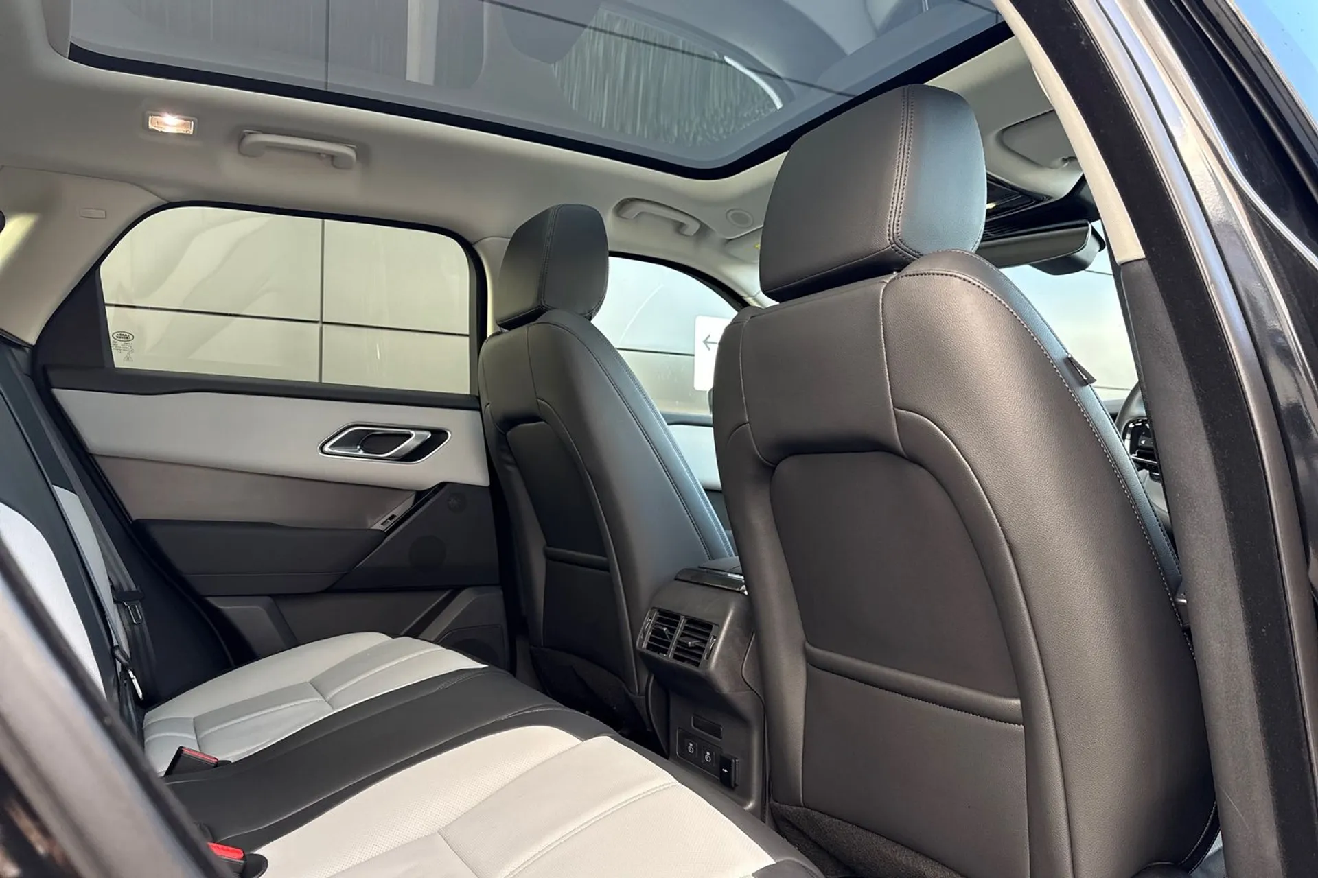 LAND ROVER RANGE ROVER VELAR thumbnail image number 45