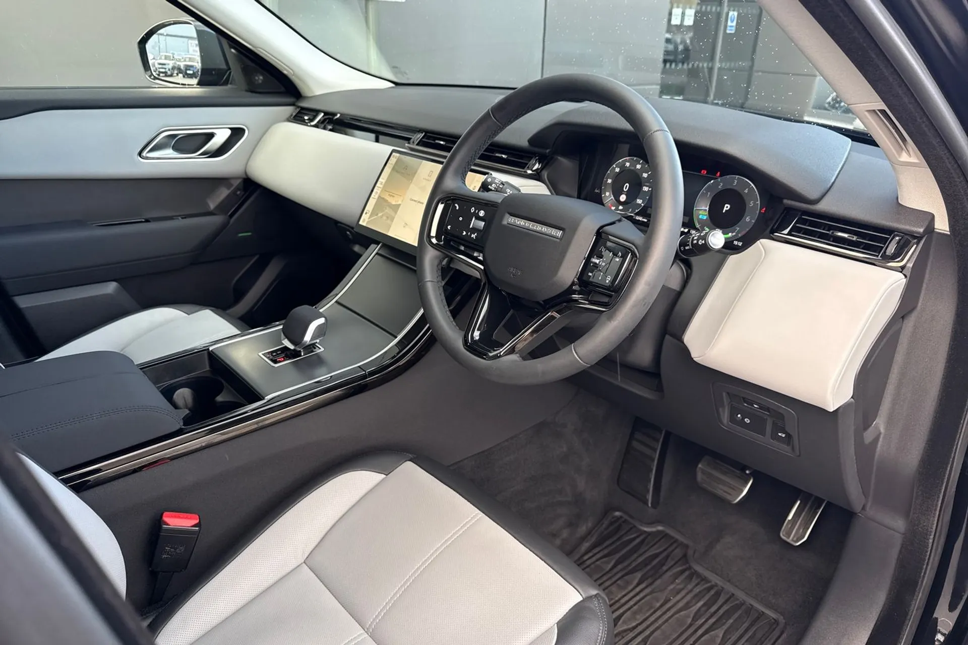 LAND ROVER RANGE ROVER VELAR thumbnail image number 16