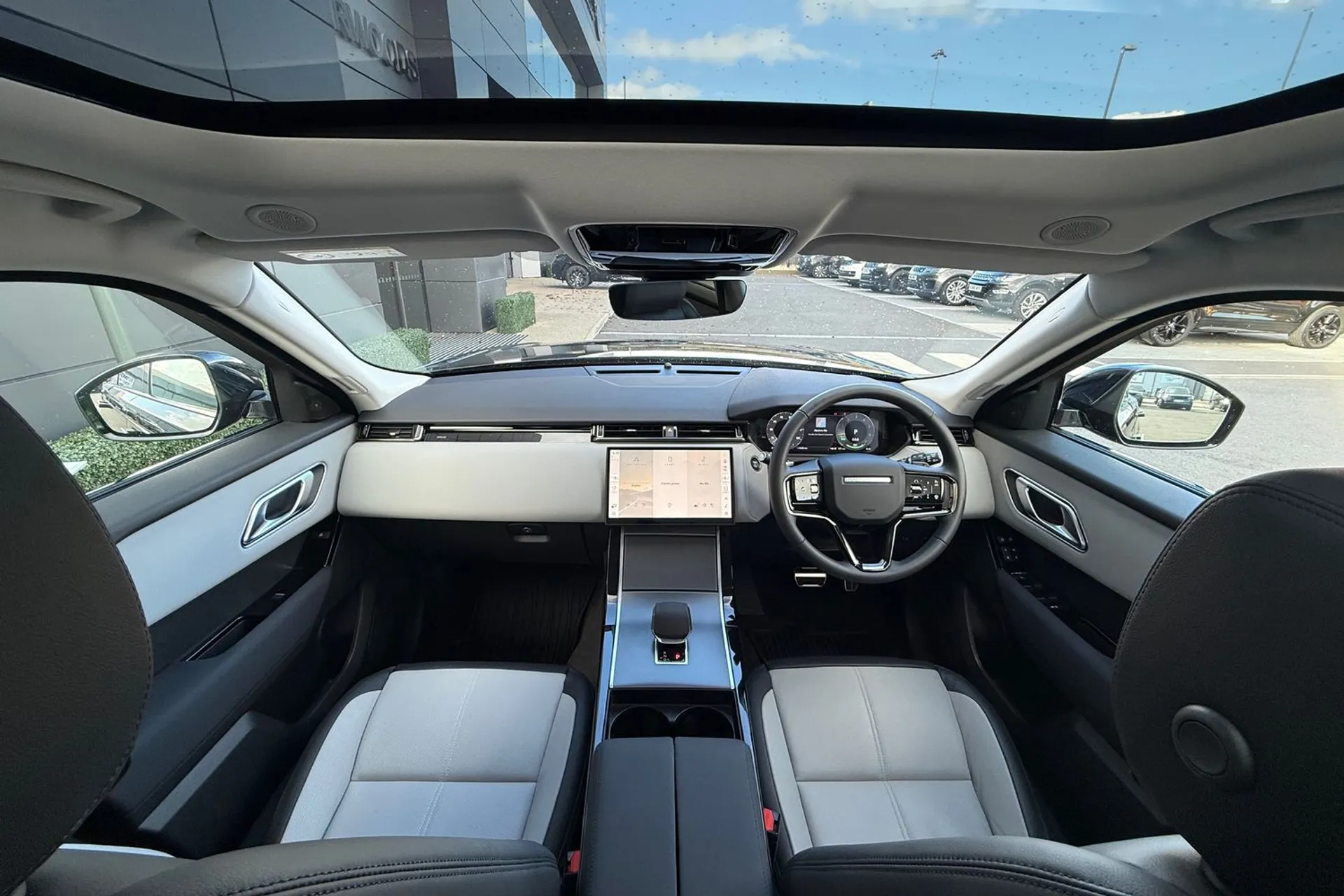 LAND ROVER RANGE ROVER VELAR thumbnail image number 3