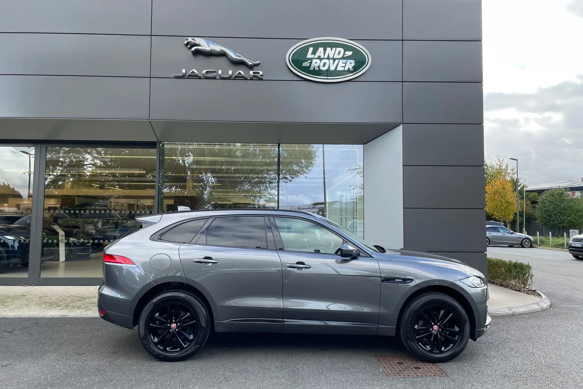 Jaguar F-PACE thumbnail image number 2