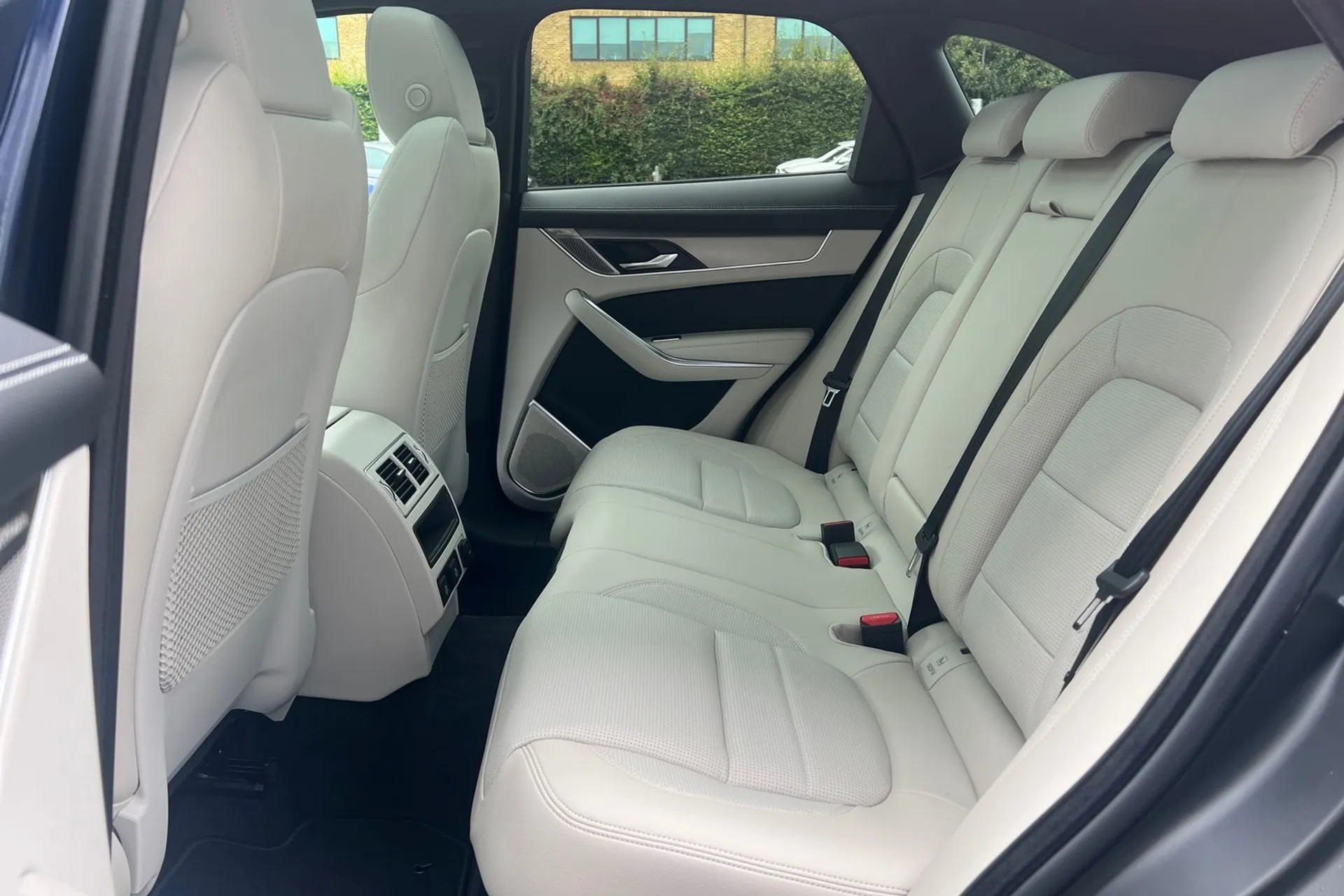Jaguar F-PACE thumbnail image number 39