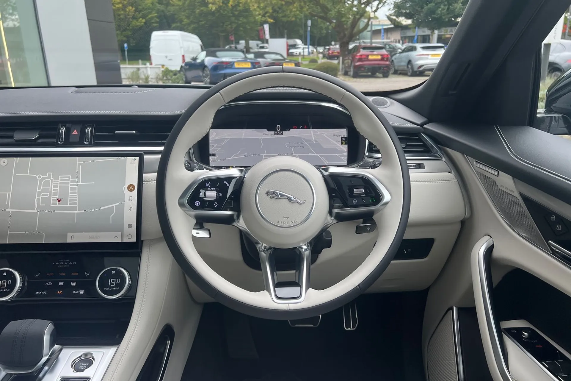Jaguar F-PACE thumbnail image number 20