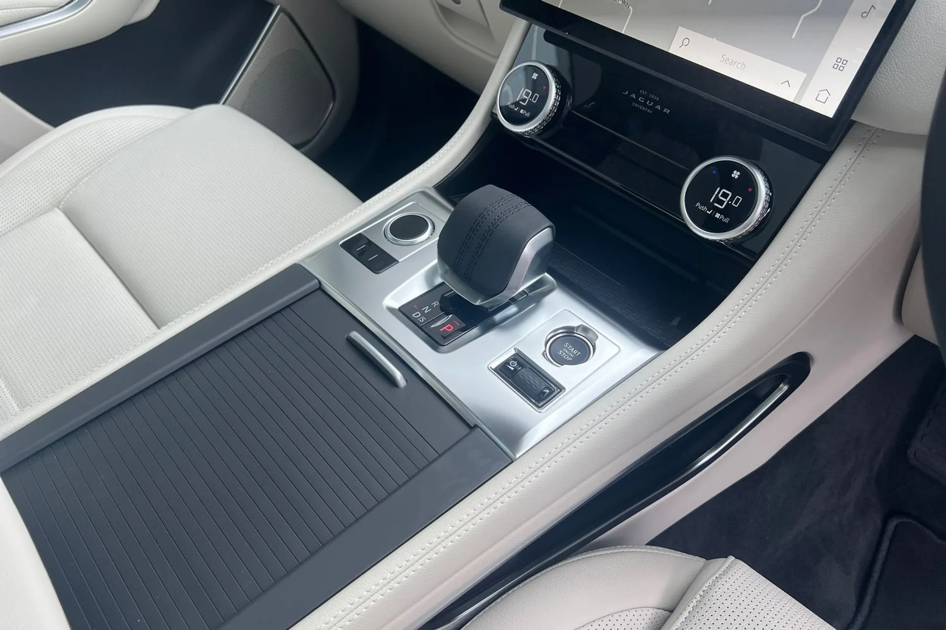 Jaguar F-PACE thumbnail image number 53