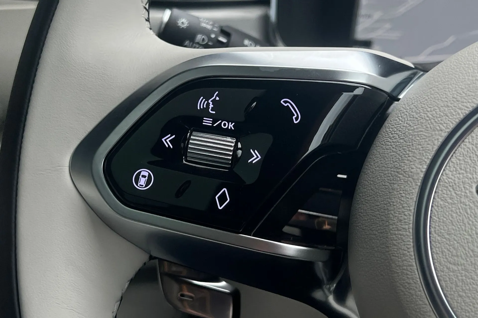 Jaguar F-PACE thumbnail image number 49