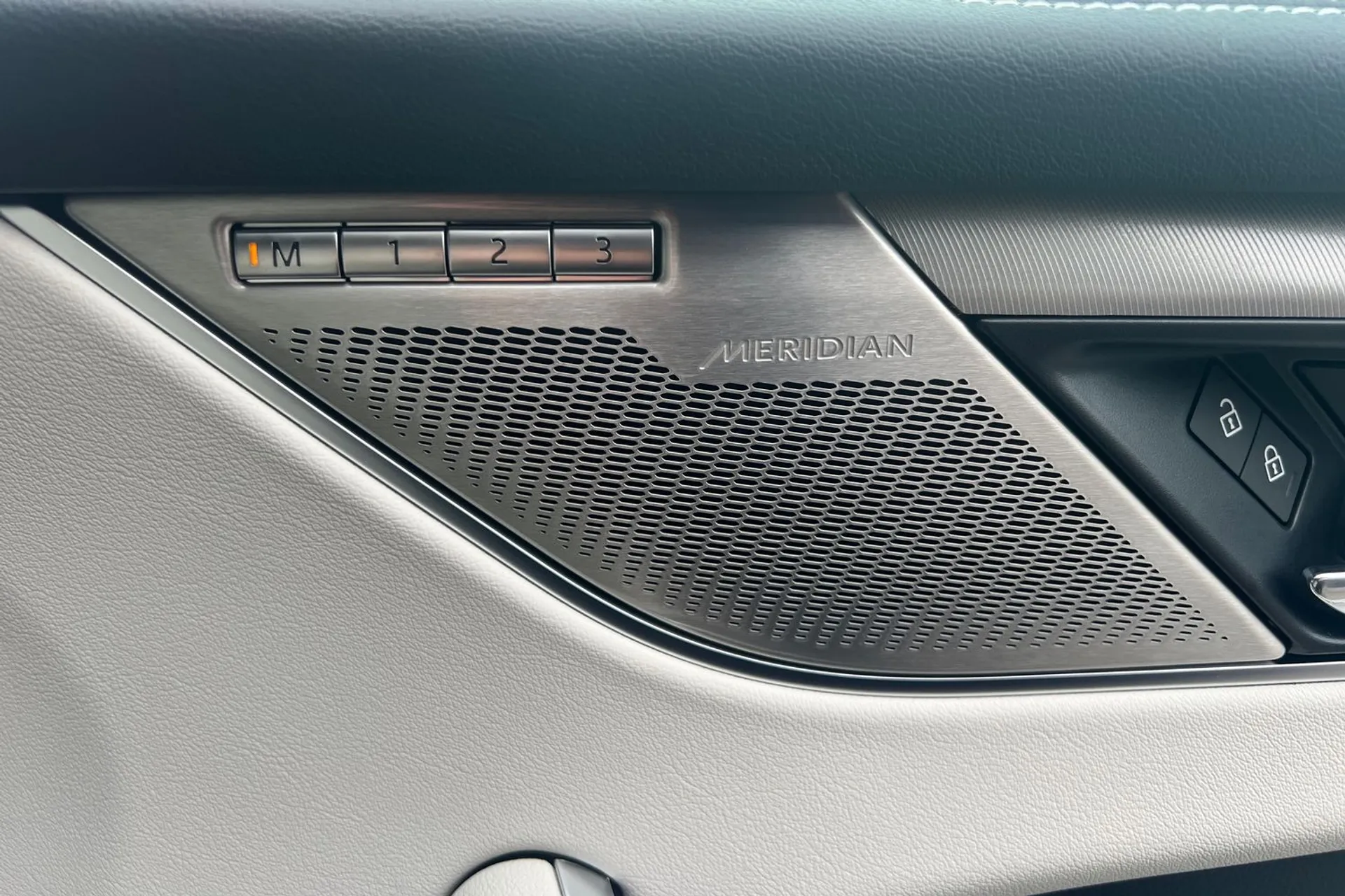 Jaguar F-PACE thumbnail image number 23