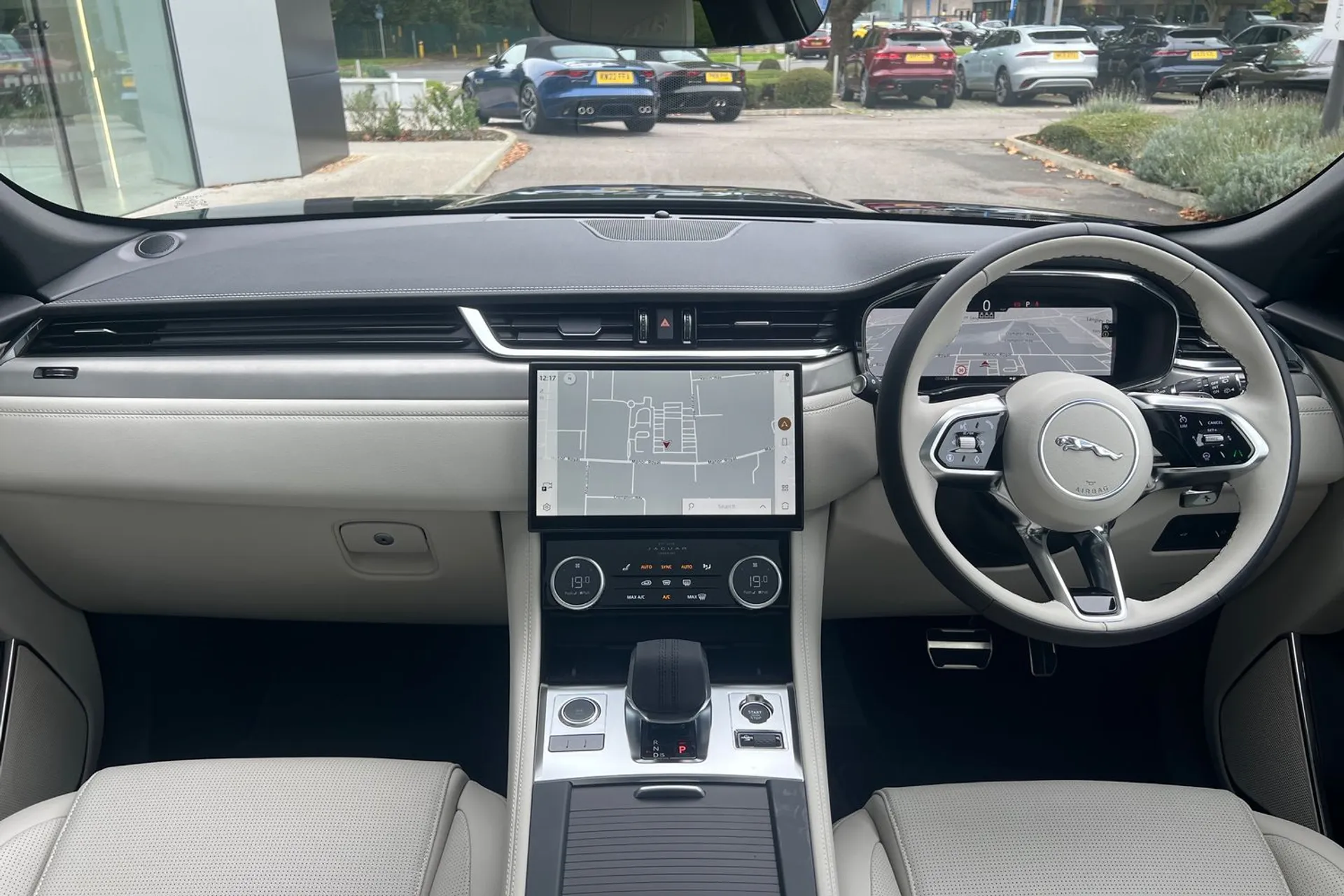 Jaguar F-PACE thumbnail image number 3