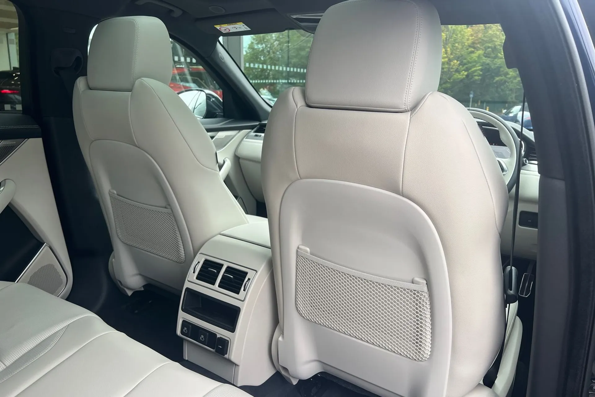 Jaguar F-PACE thumbnail image number 36