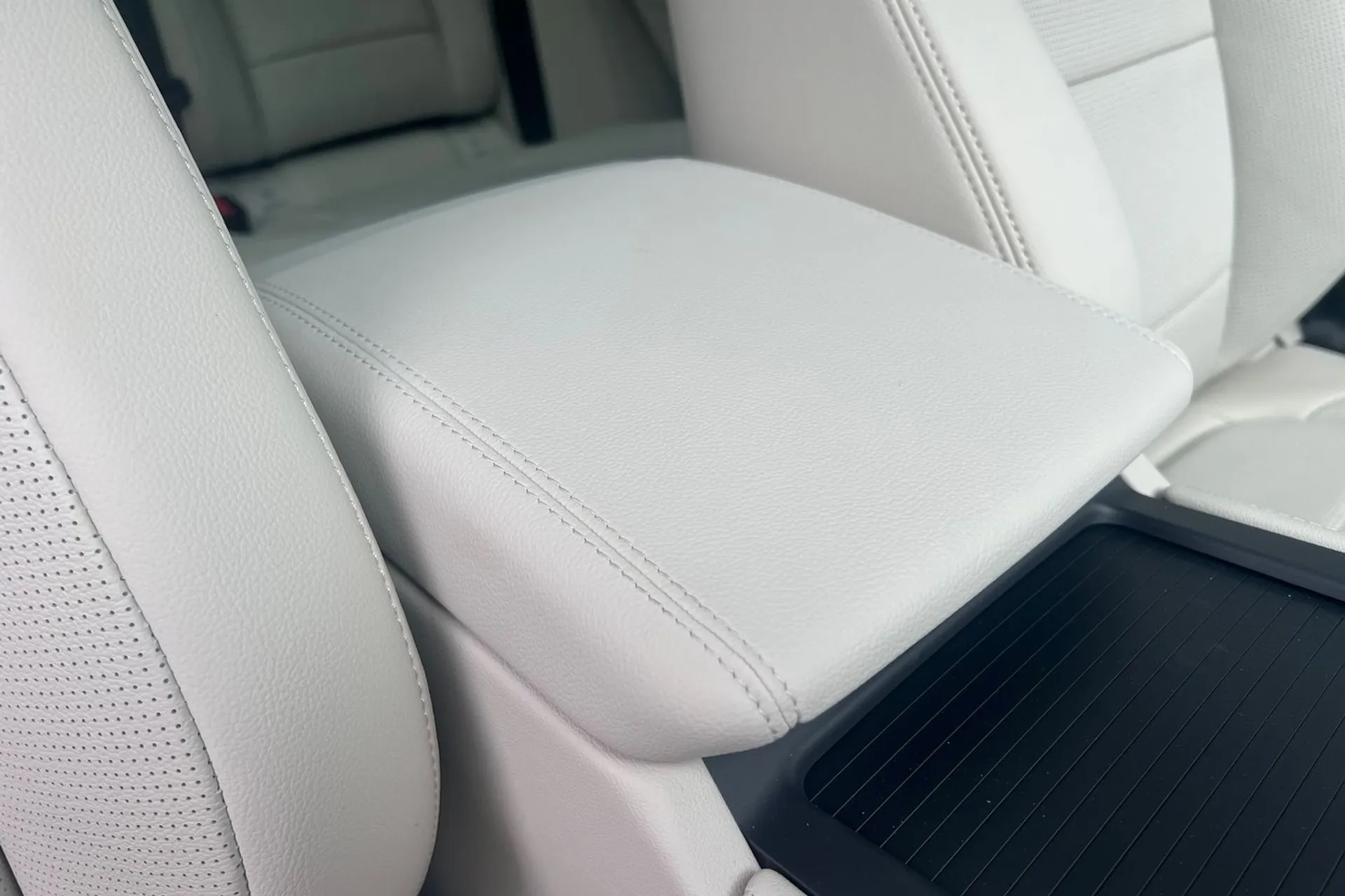 Jaguar F-PACE thumbnail image number 25