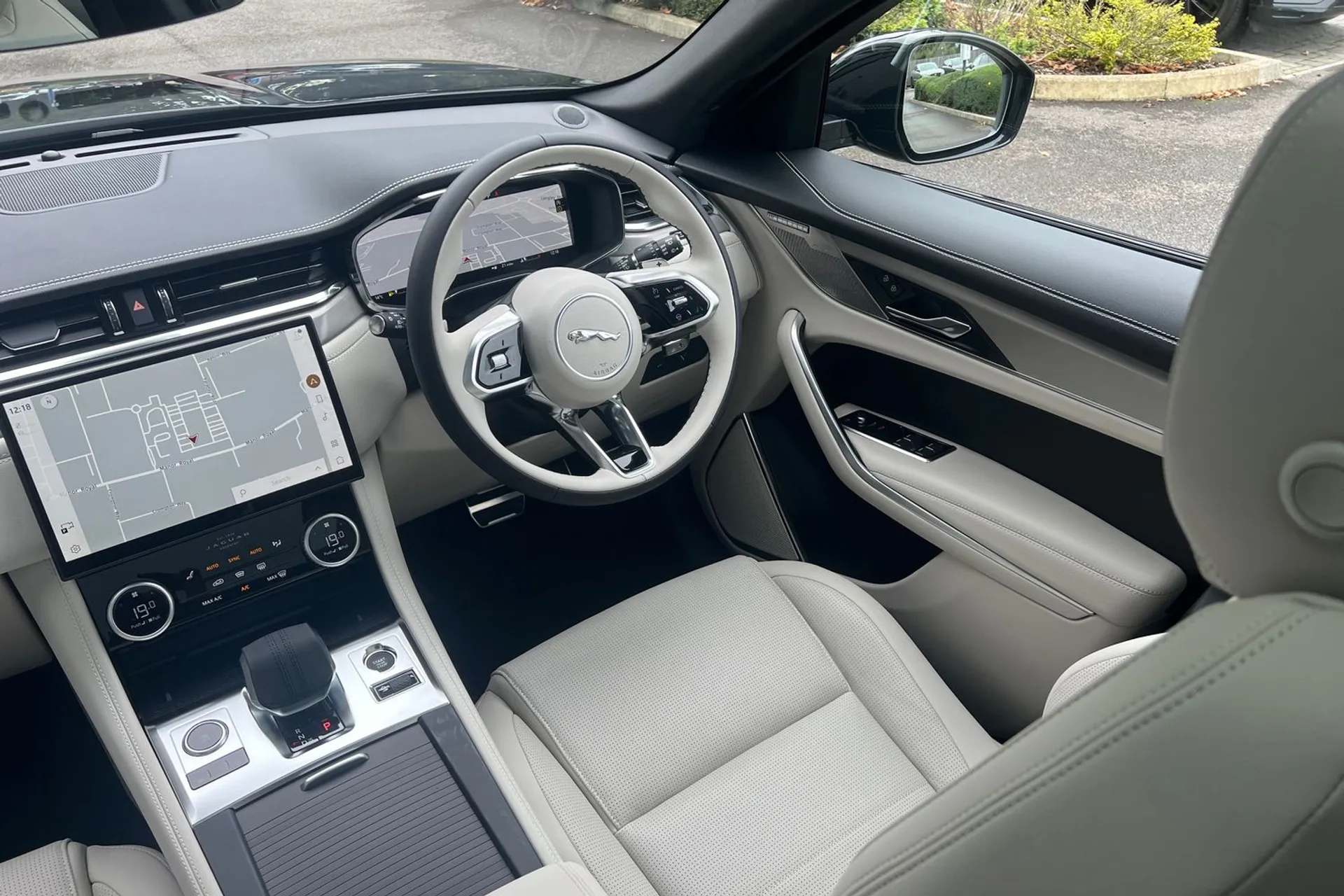 Jaguar F-PACE thumbnail image number 22