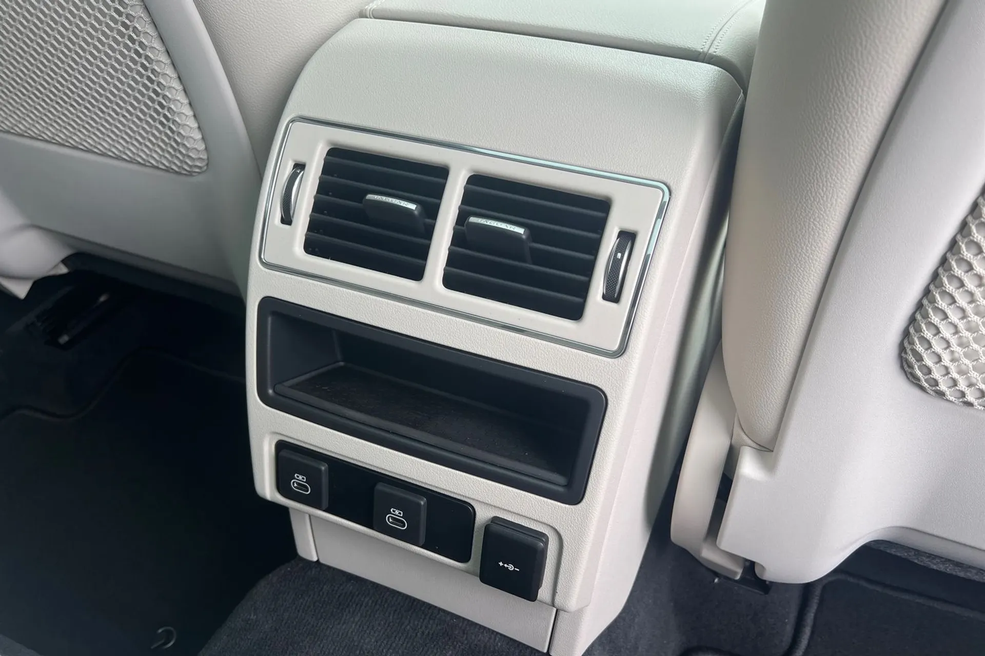 Jaguar F-PACE thumbnail image number 37