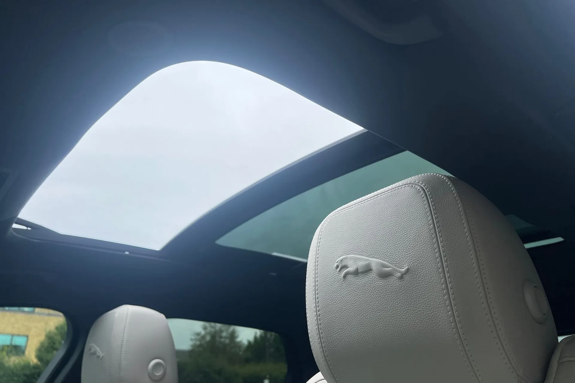 Jaguar F-PACE thumbnail image number 4