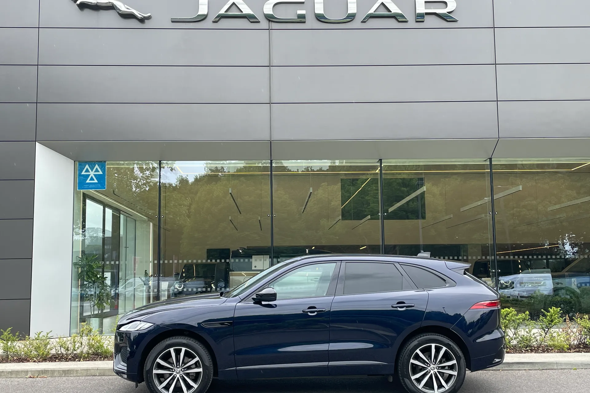 Jaguar F-PACE thumbnail image number 8