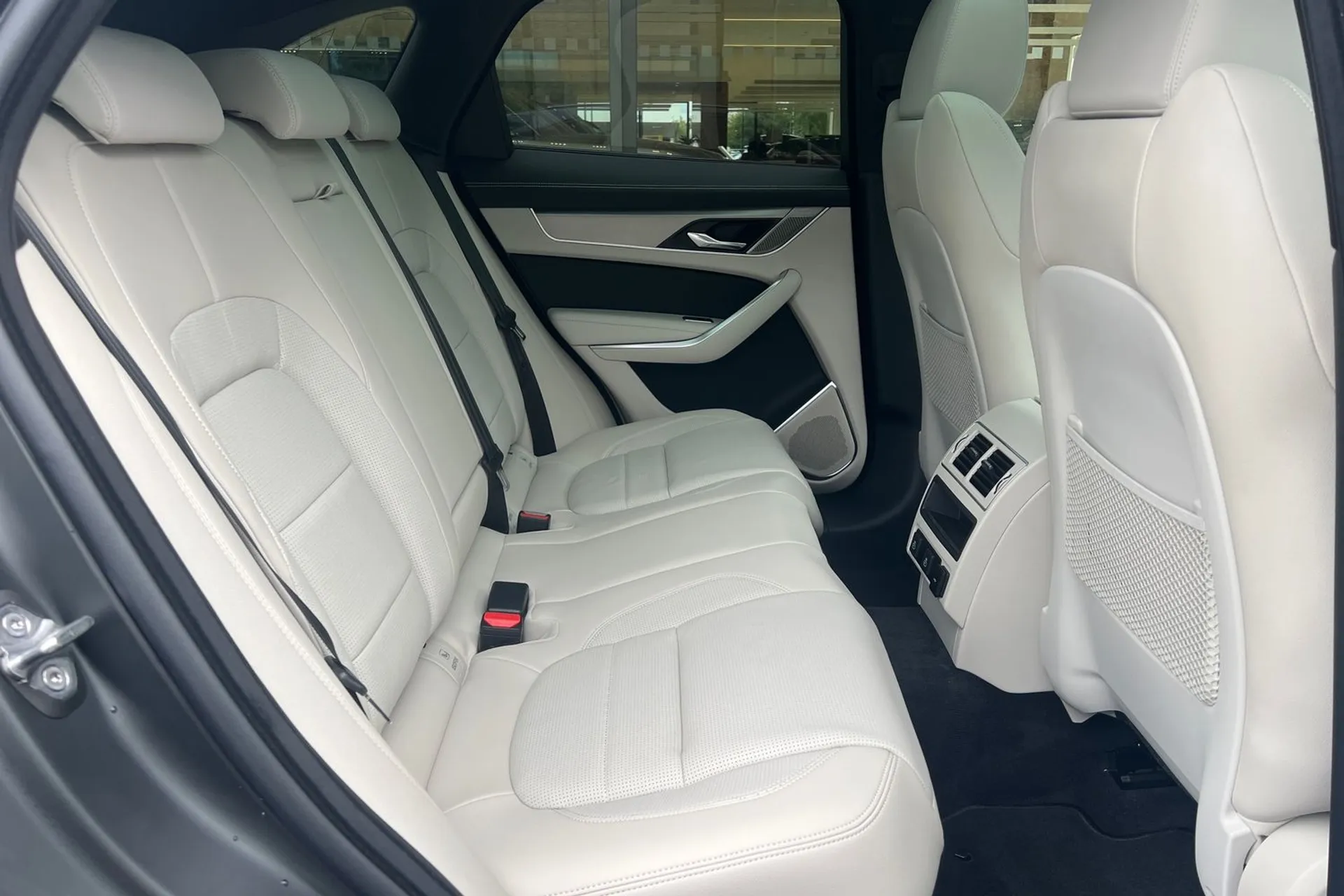 Jaguar F-PACE thumbnail image number 35