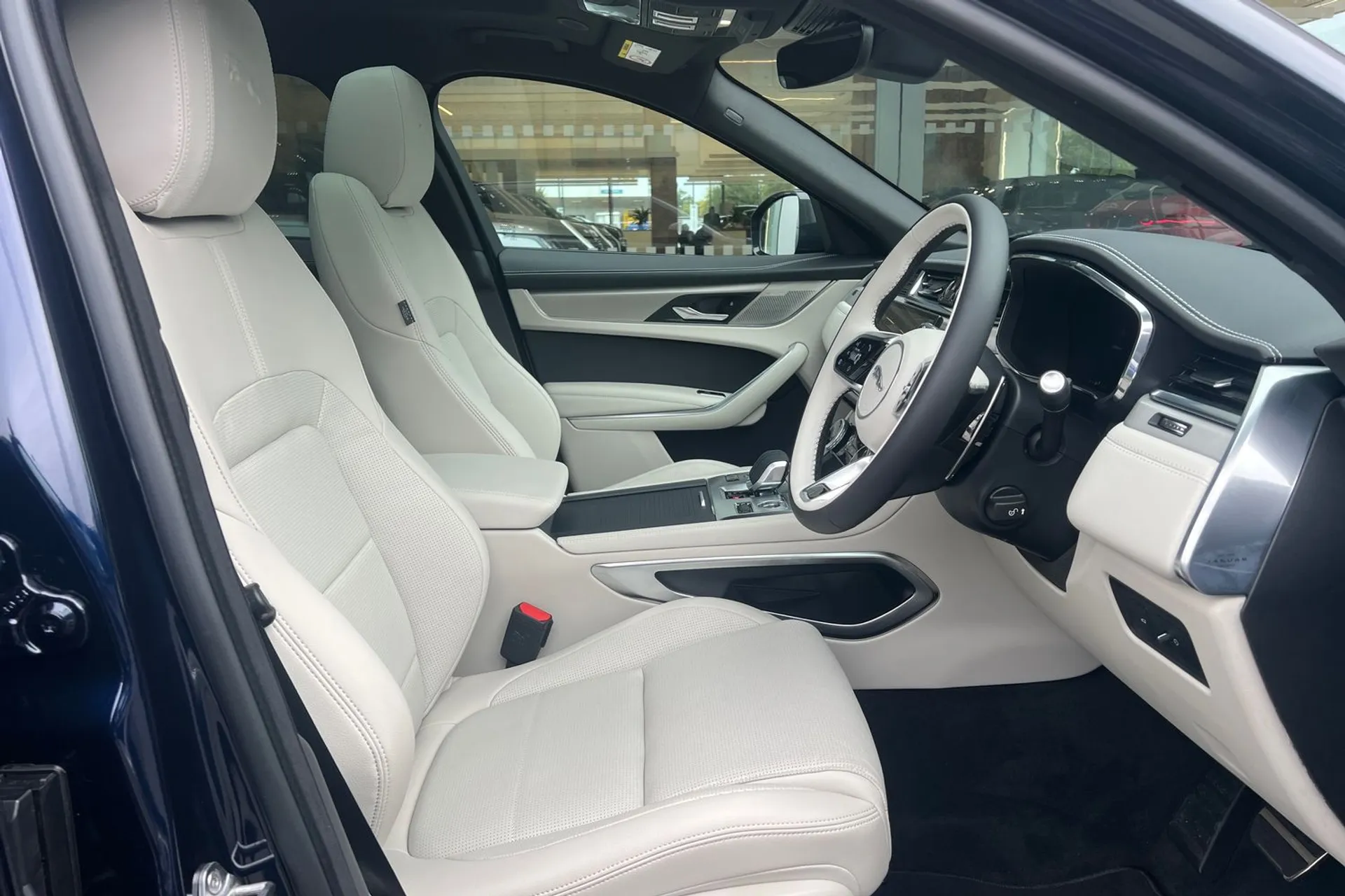 Jaguar F-PACE thumbnail image number 45