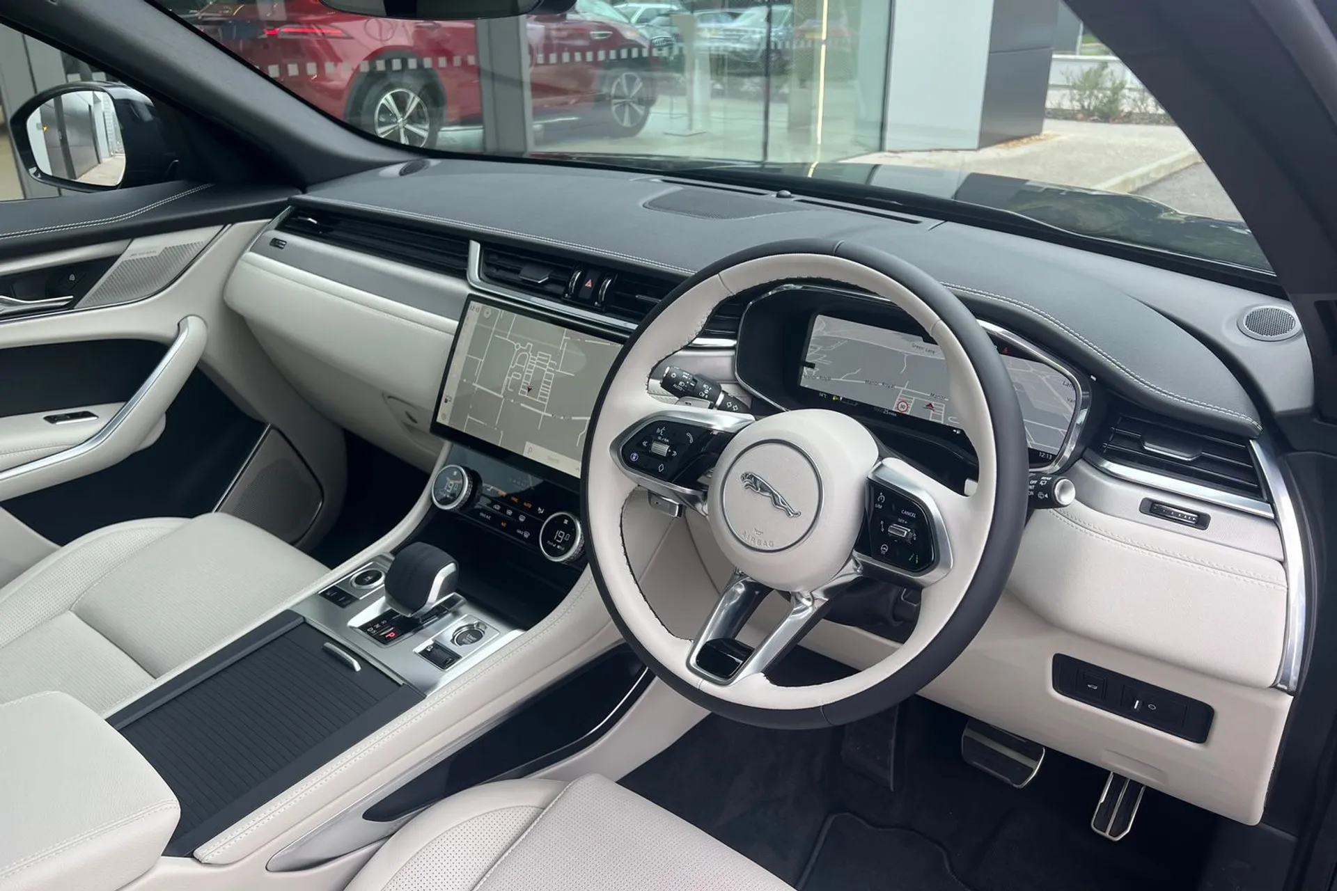 Jaguar F-PACE thumbnail image number 44